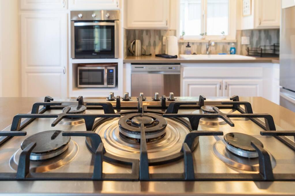 4Bd, Family Friendly, Fun Yard, Close to Beaches! view 5