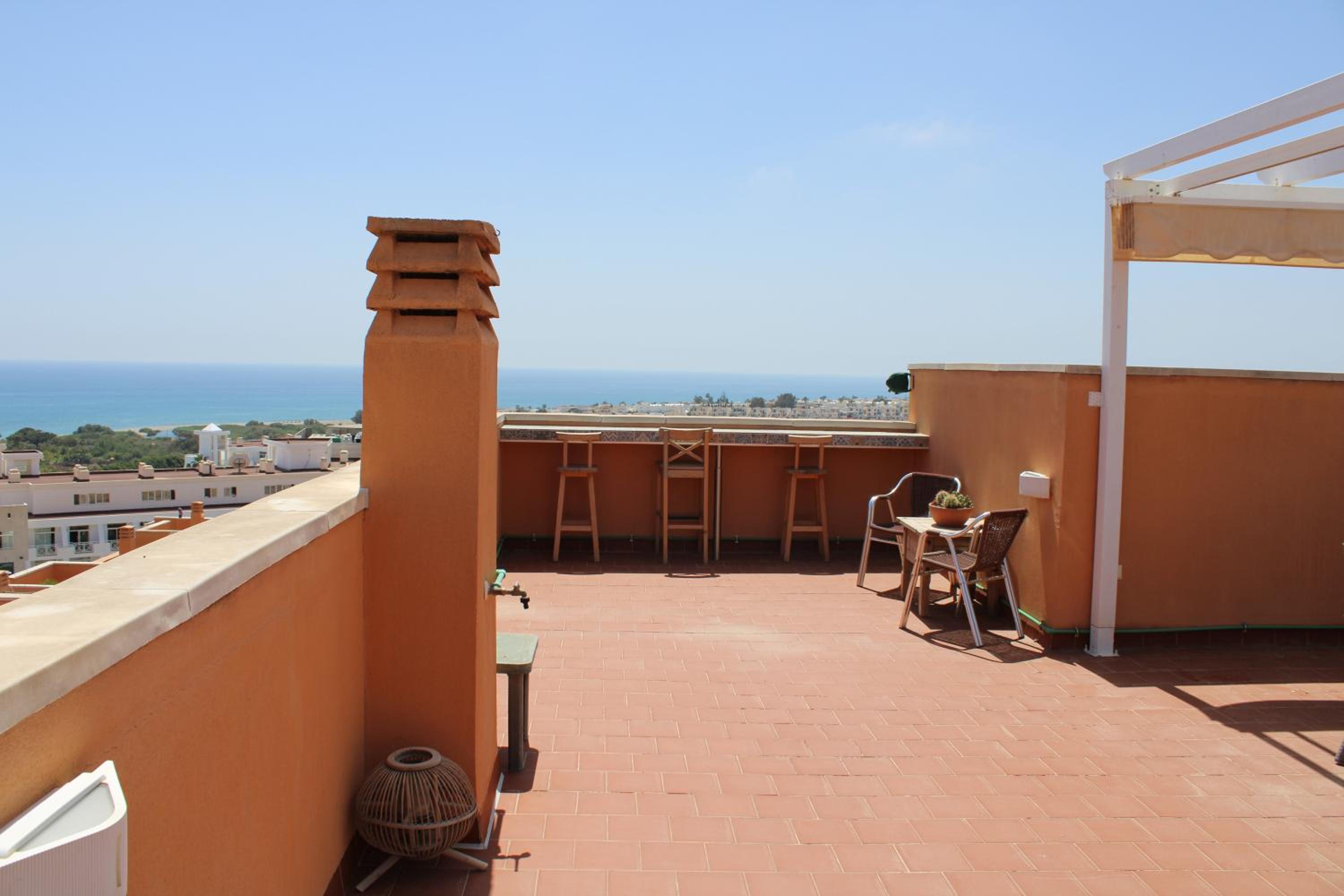 Bright & Airy Sea View Apartment view 2