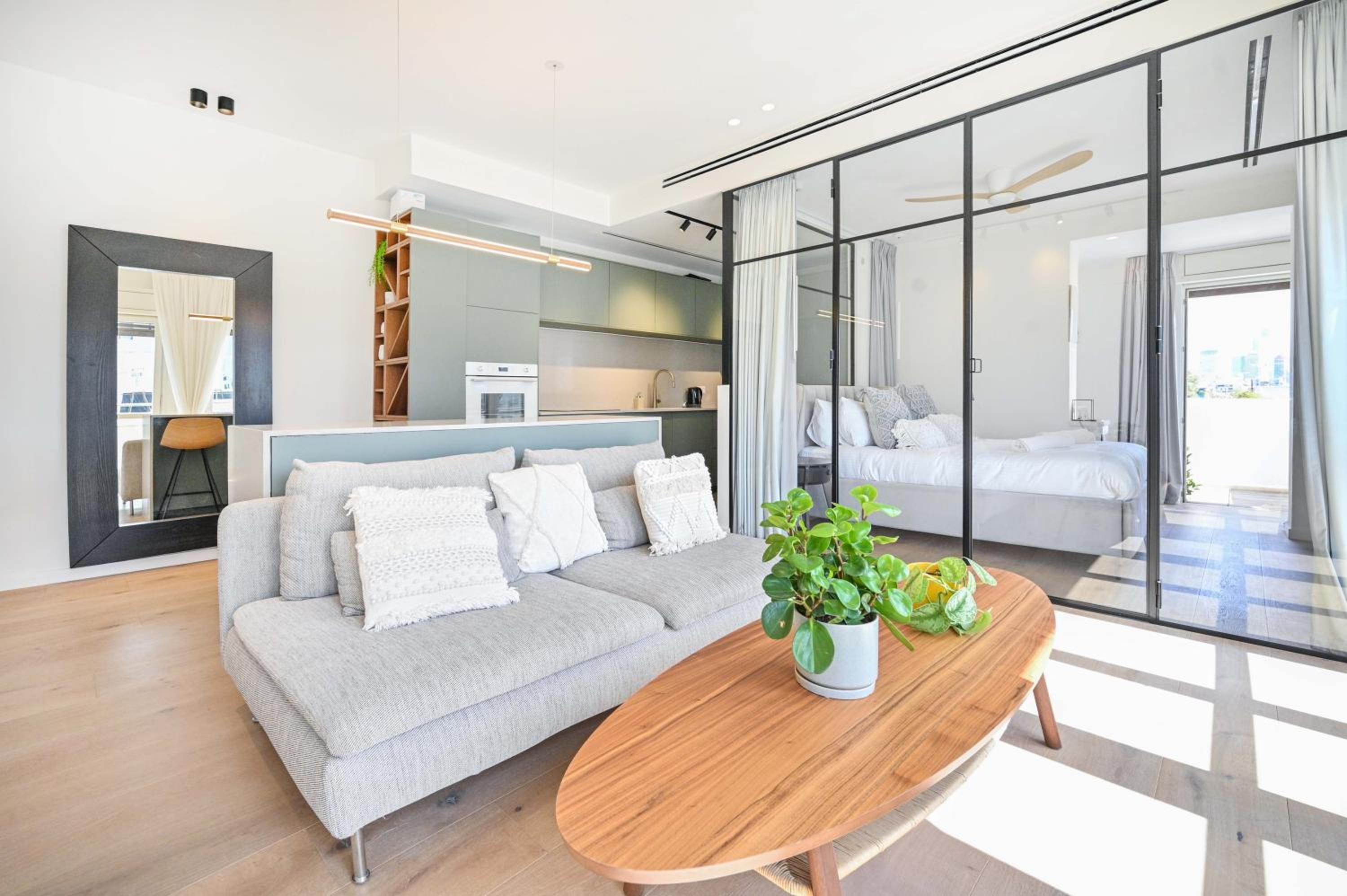 Charming 1BR Apt in Authentic Bauhaus Building view 3
