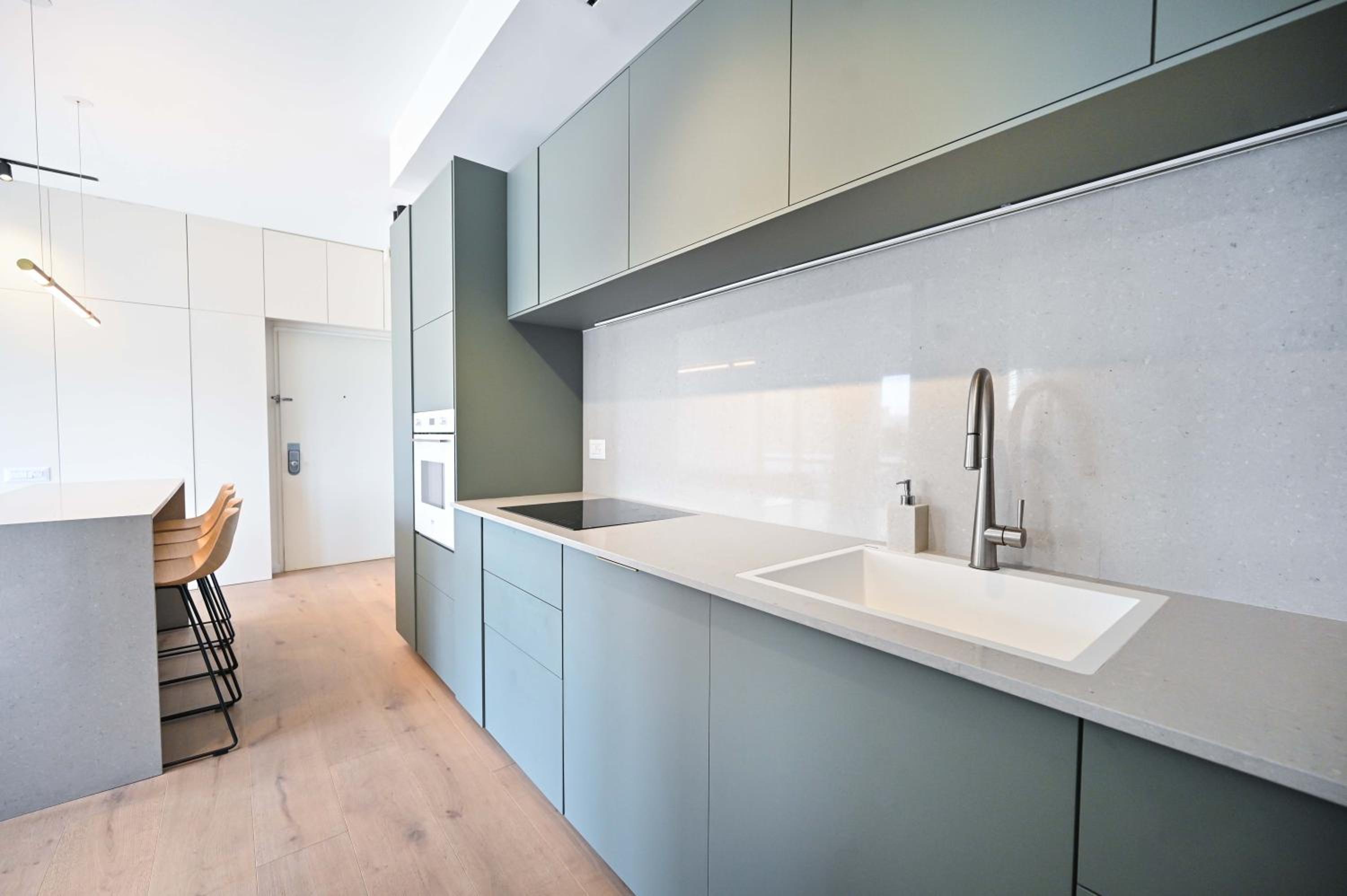 Charming 1BR Apt in Authentic Bauhaus Building view 5