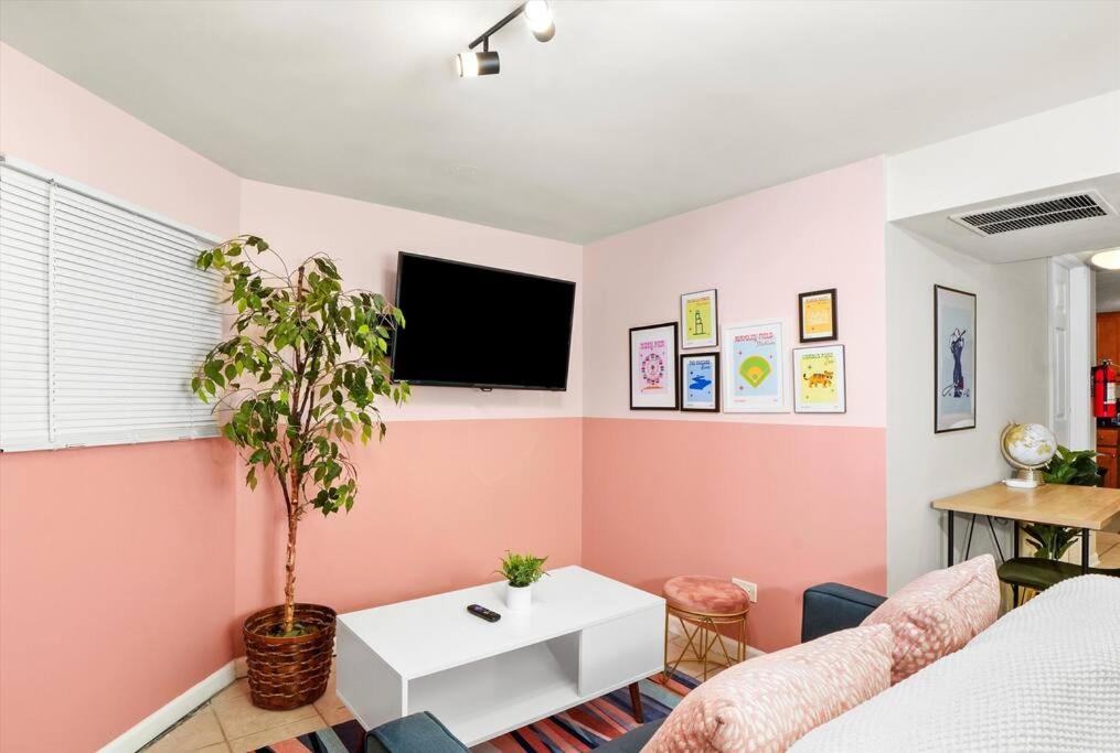 Walk to Train l Near attractions and ORD l Free Parking l Patio view 4