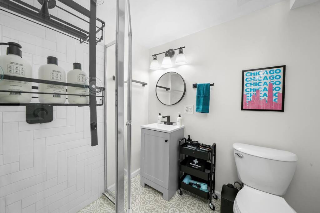 Walk to Train l Near attractions and ORD l Free Parking l Patio view 5
