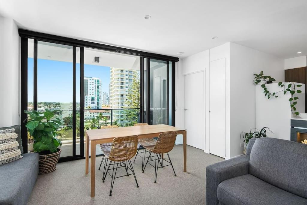 Burleigh Beach Escape with Stunning Sunset Views