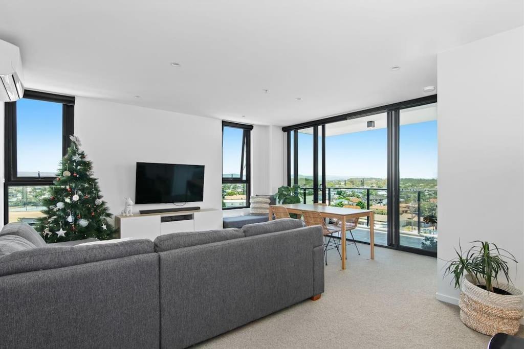 Burleigh Beach Escape with Stunning Sunset Views