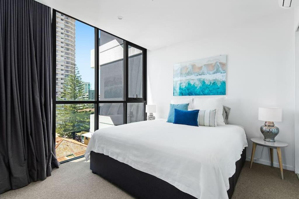 Burleigh Beach Escape with Stunning Sunset Views