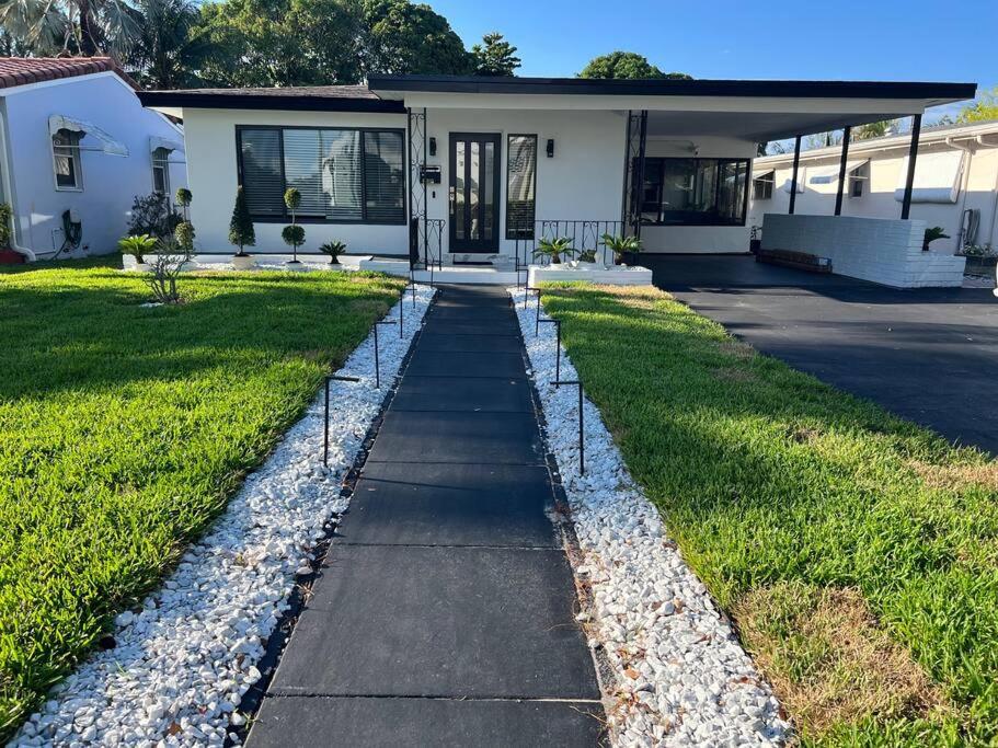 Hotel Modern Tropical Oasis With Arcade, Hottub & Minigolf