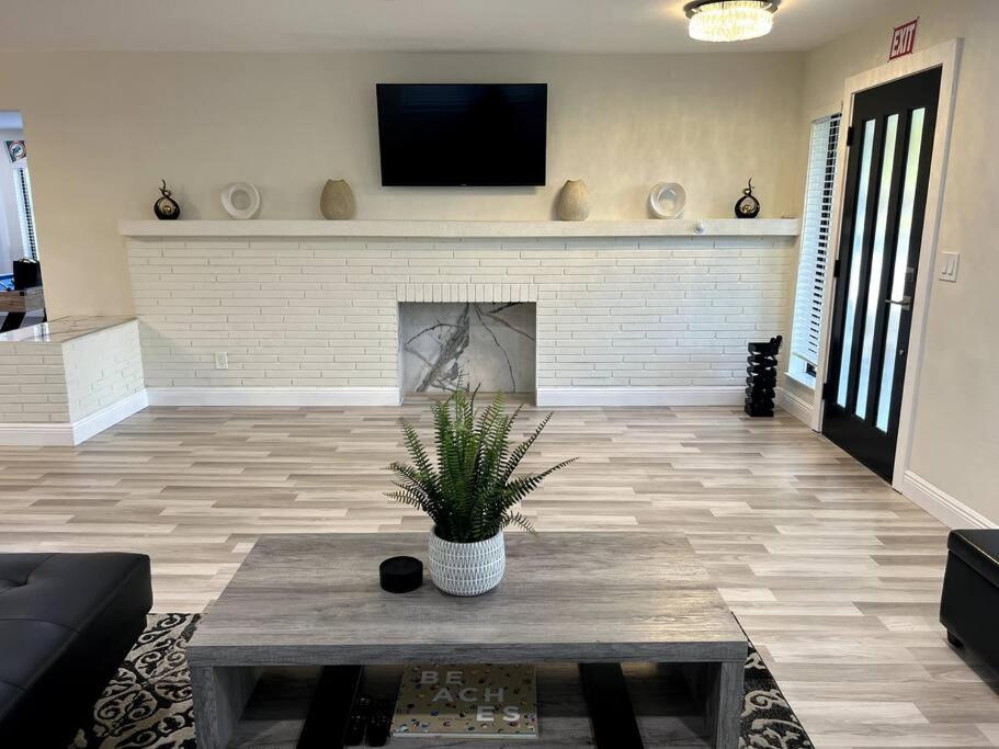 Modern Tropical Oasis with Arcade, HotTub & MiniGolf view 2