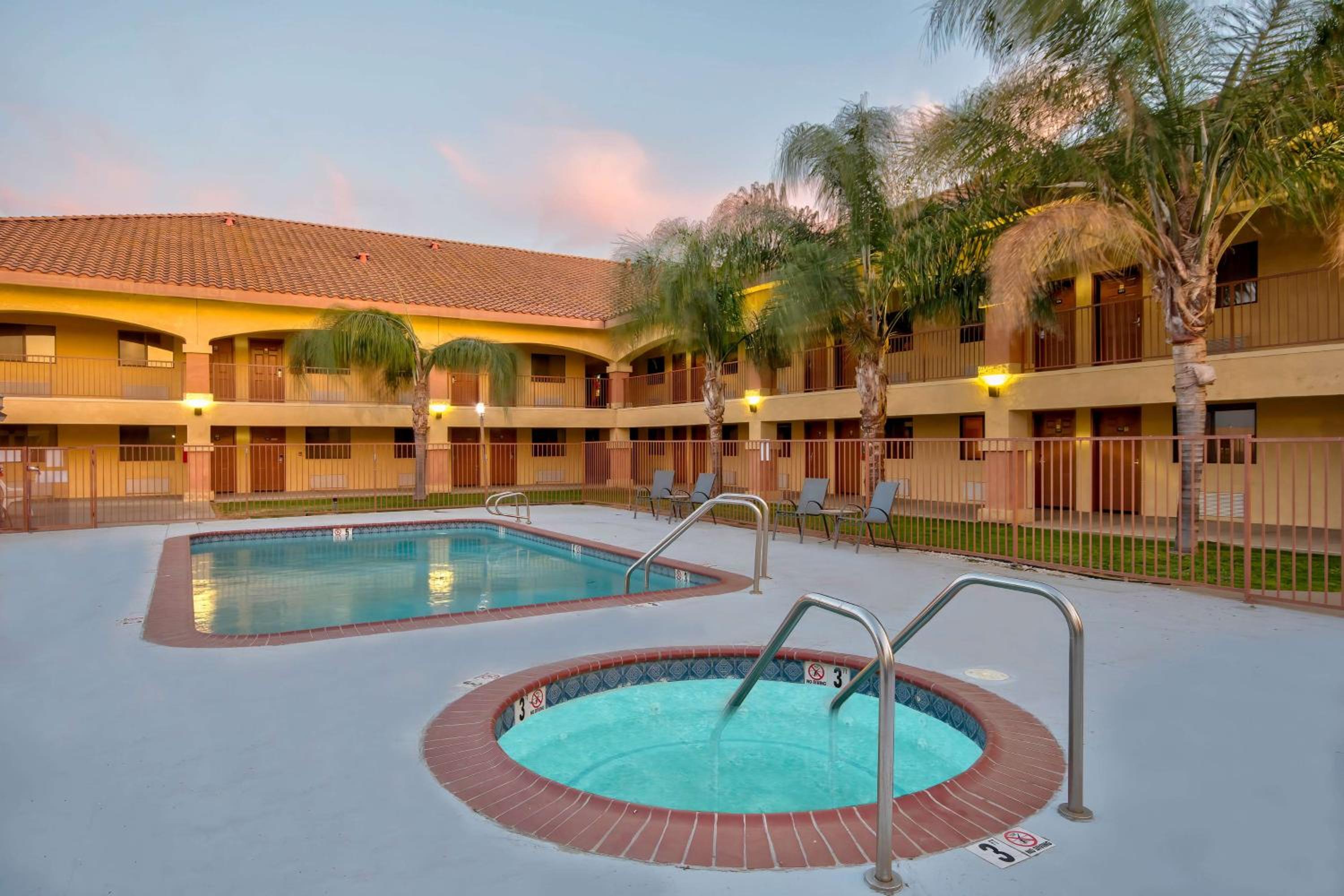 Motel 6-Santa Nella, CA - Los Banos view 4