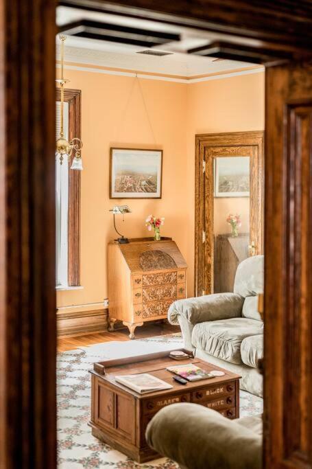 Peaceful Easy Feelings - King Sized Bed - Sleeps 2 view 3