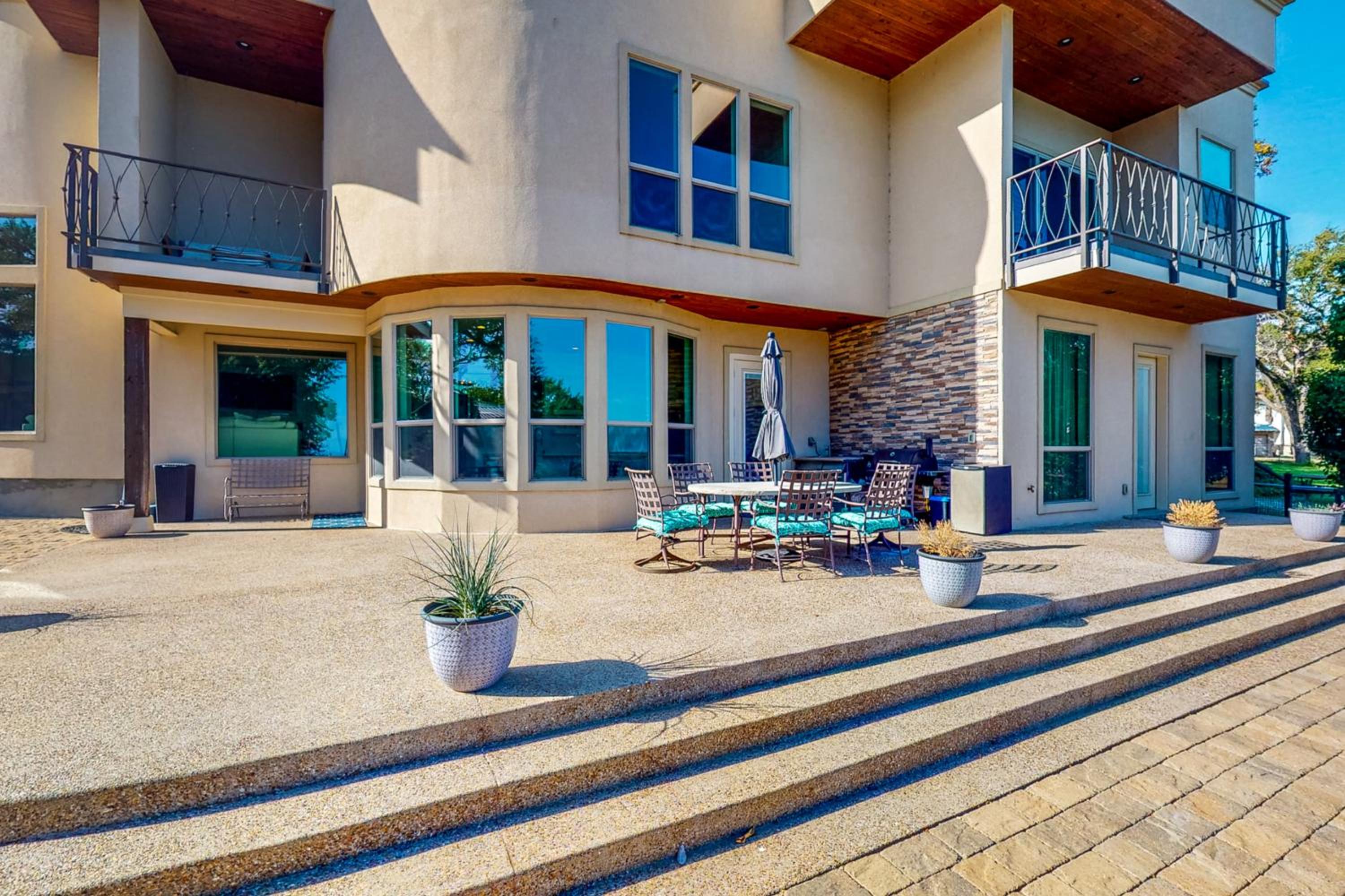 Hot Tub and Views Luxe Lake Bridgeport Retreat