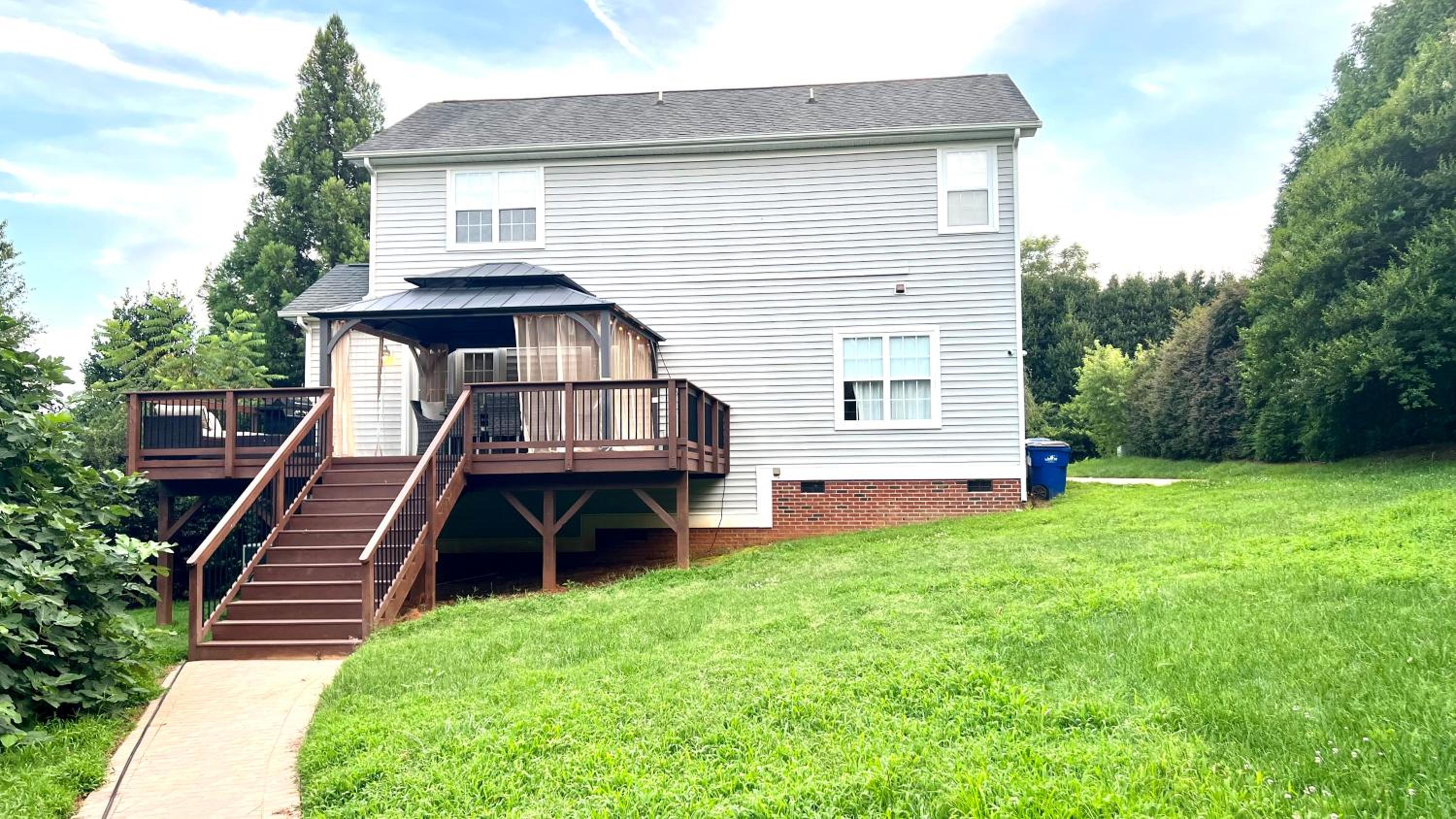 Sleep 10, Hot Tub, Massage Chair, Nintendo, Ping-pong Table and 1 Acre Backyard! view 4