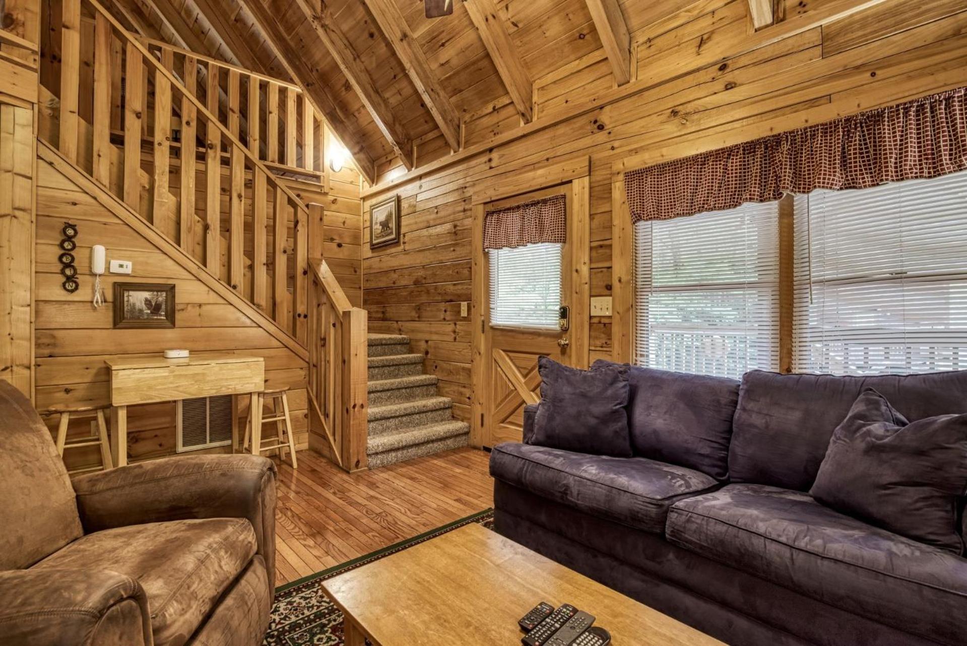 ER205 - Love Nest Great location - Close to town! cabin view 4