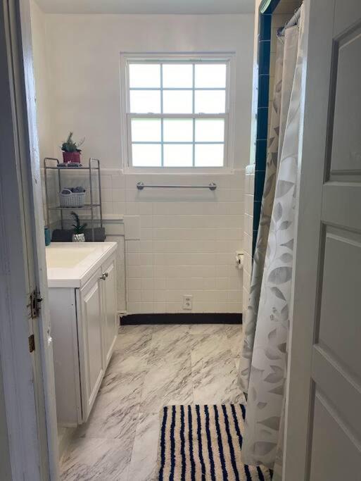 Cozy home, King bed, 3 bedrooms,close to downtown beaches towncenter view 2
