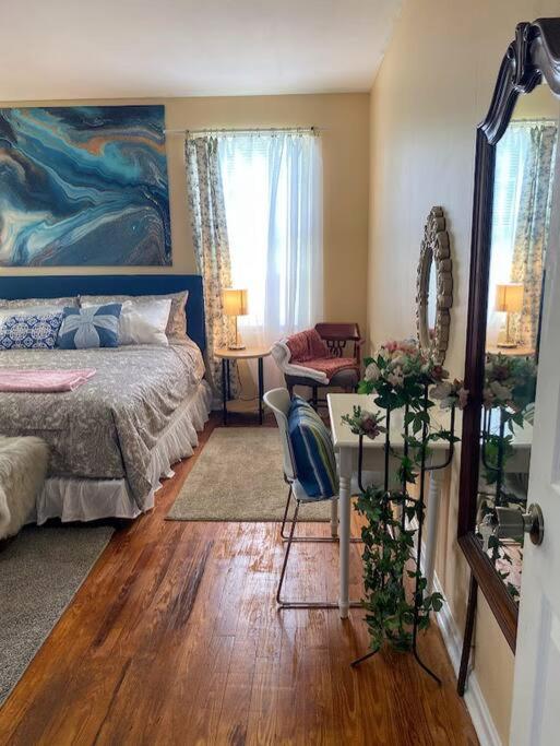 Cozy home, King bed, 3 bedrooms,close to downtown beaches towncenter view 3