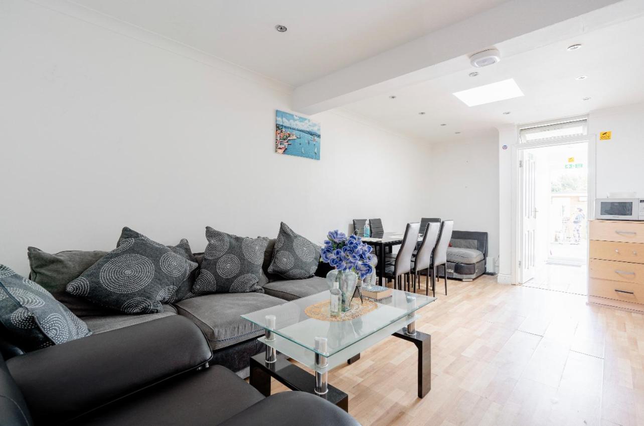 Hayes Vacations - North Avenue Guest House Ltd, Heathrow Airport-Free Parking - Property Image 11