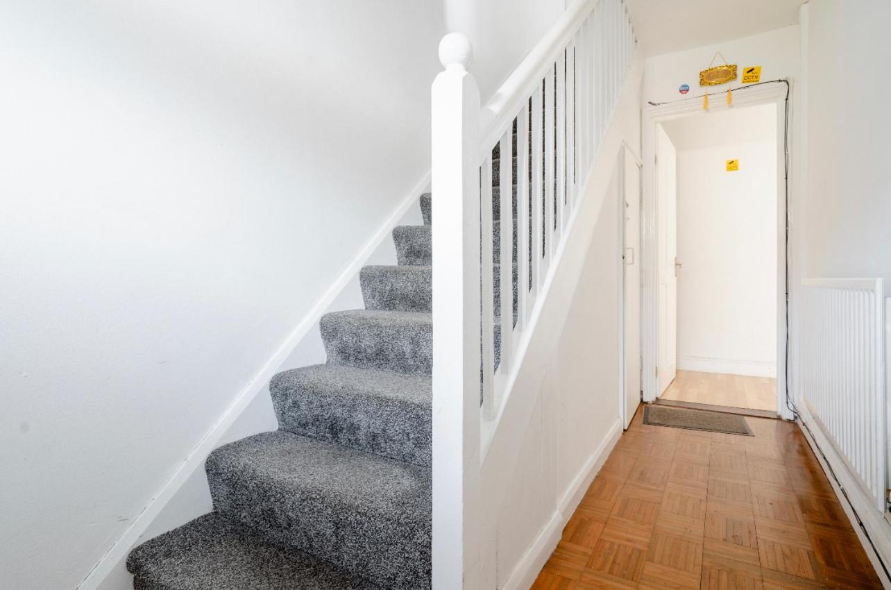 Hayes Vacations - North Avenue Guest House Ltd, Heathrow Airport-Free Parking - Property Image 12