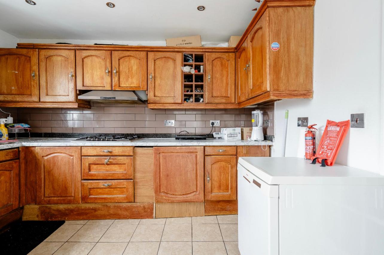 Hayes Vacations - North Avenue Guest House Ltd, Heathrow Airport-Free Parking - Property Image 2