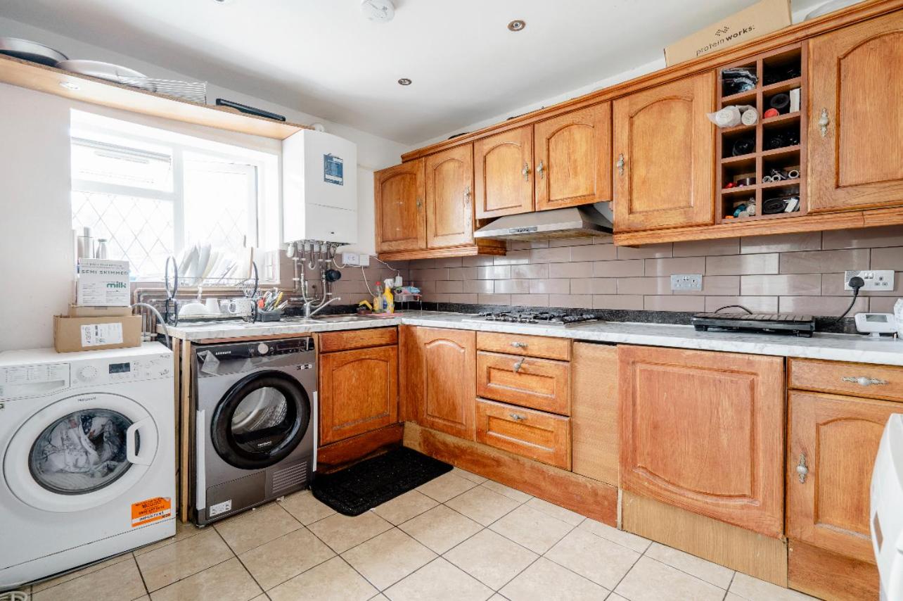 Hayes Vacations - North Avenue Guest House Ltd, Heathrow Airport-Free Parking - Property Image 10