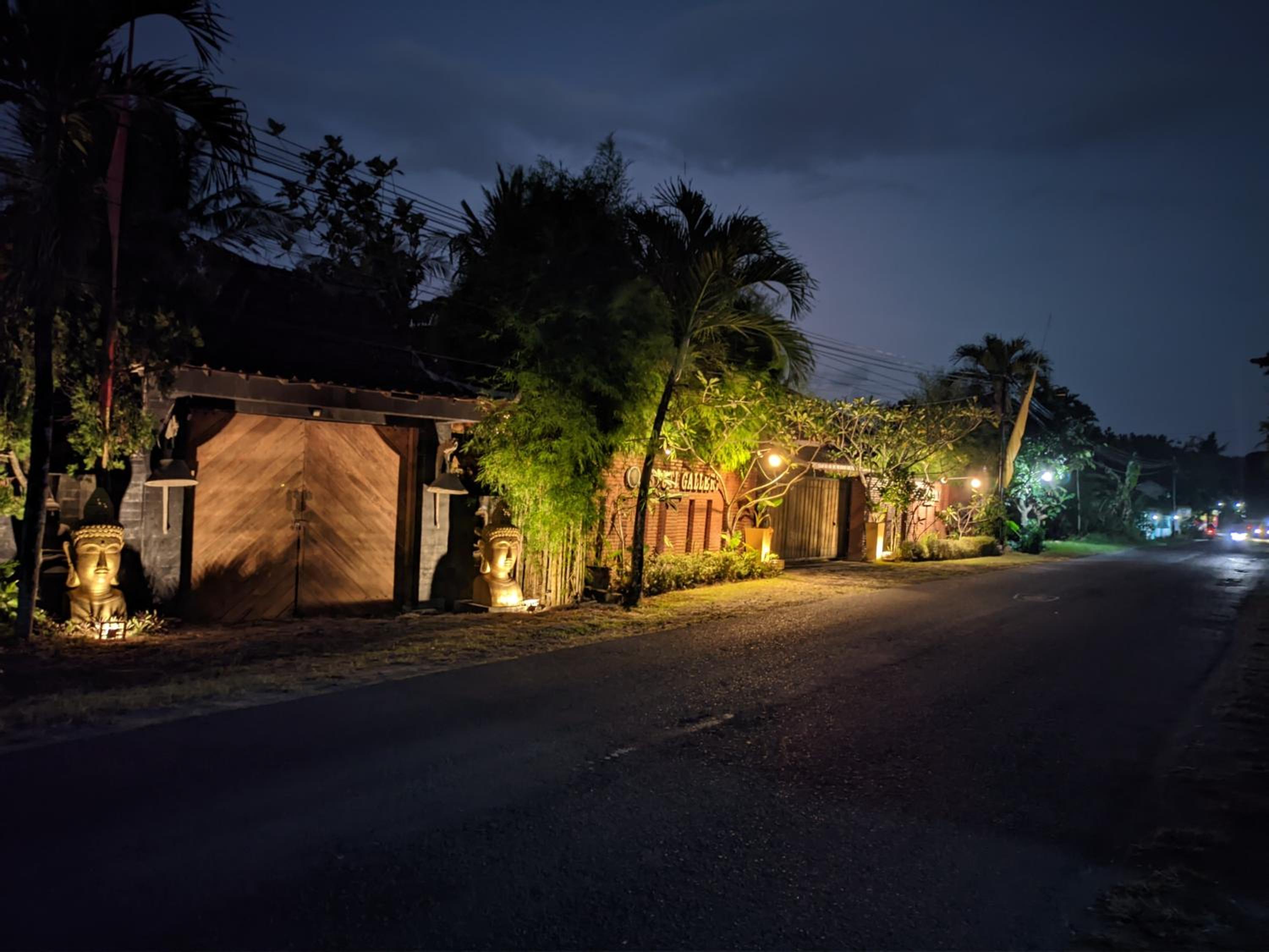 Hotel Astuti Gallery Homestay - Image 1