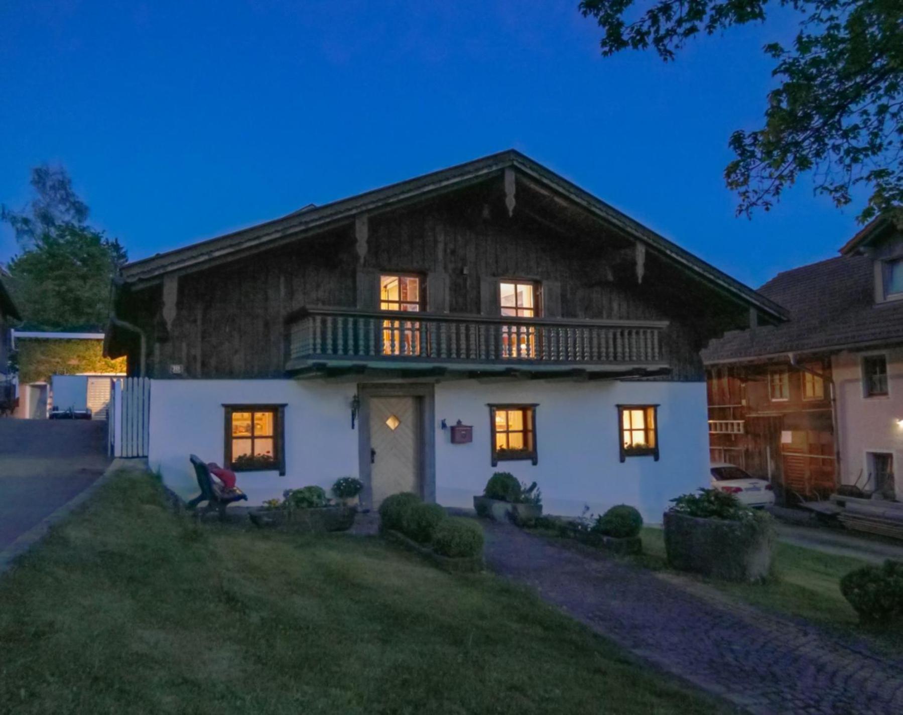 400qm bayerische VILLA 2500qm uneinsehbarer Garten in beliebter Urlaubsregion
