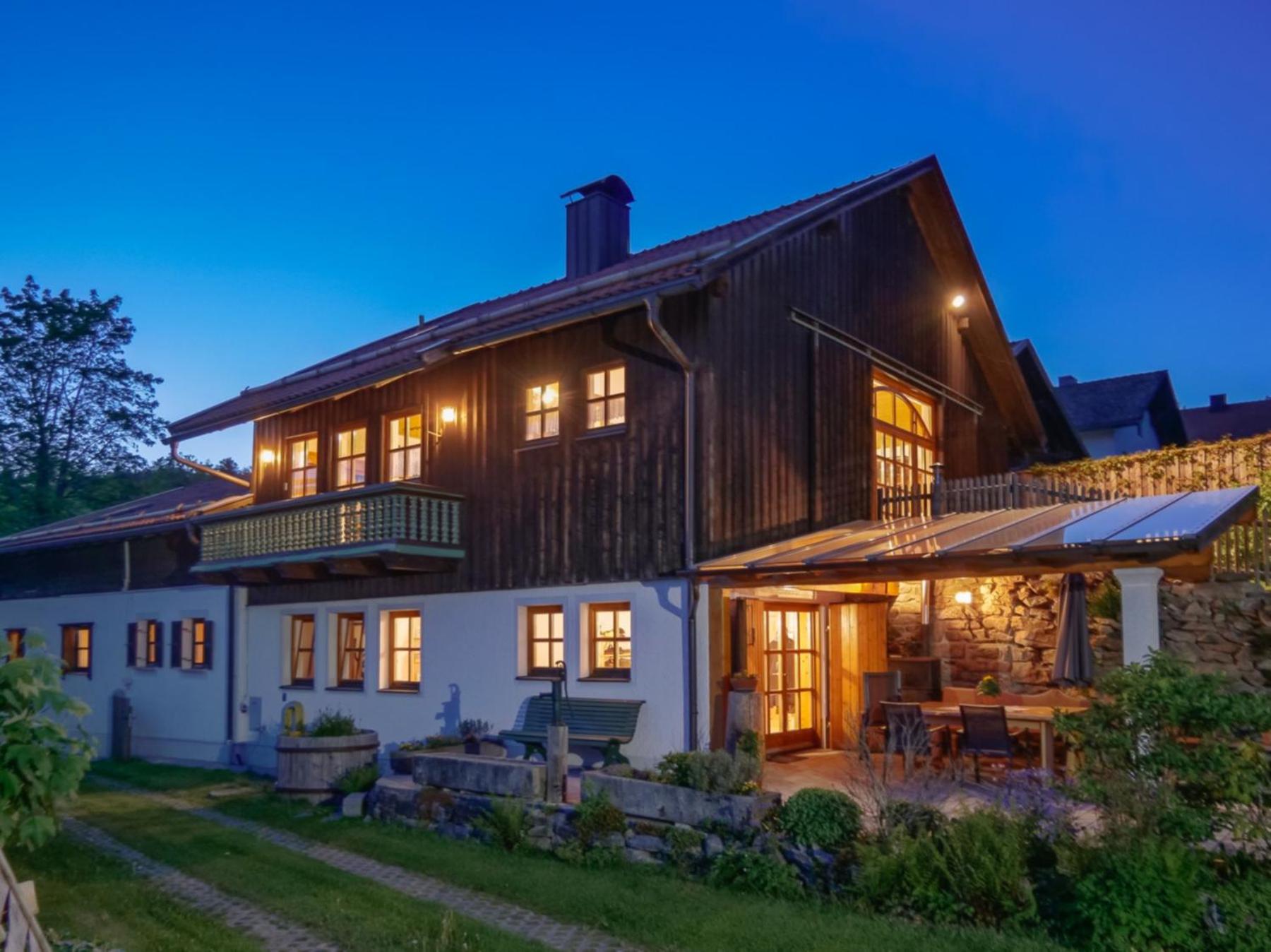 400qm bayerische VILLA 2500qm uneinsehbarer Garten in beliebter Urlaubsregion