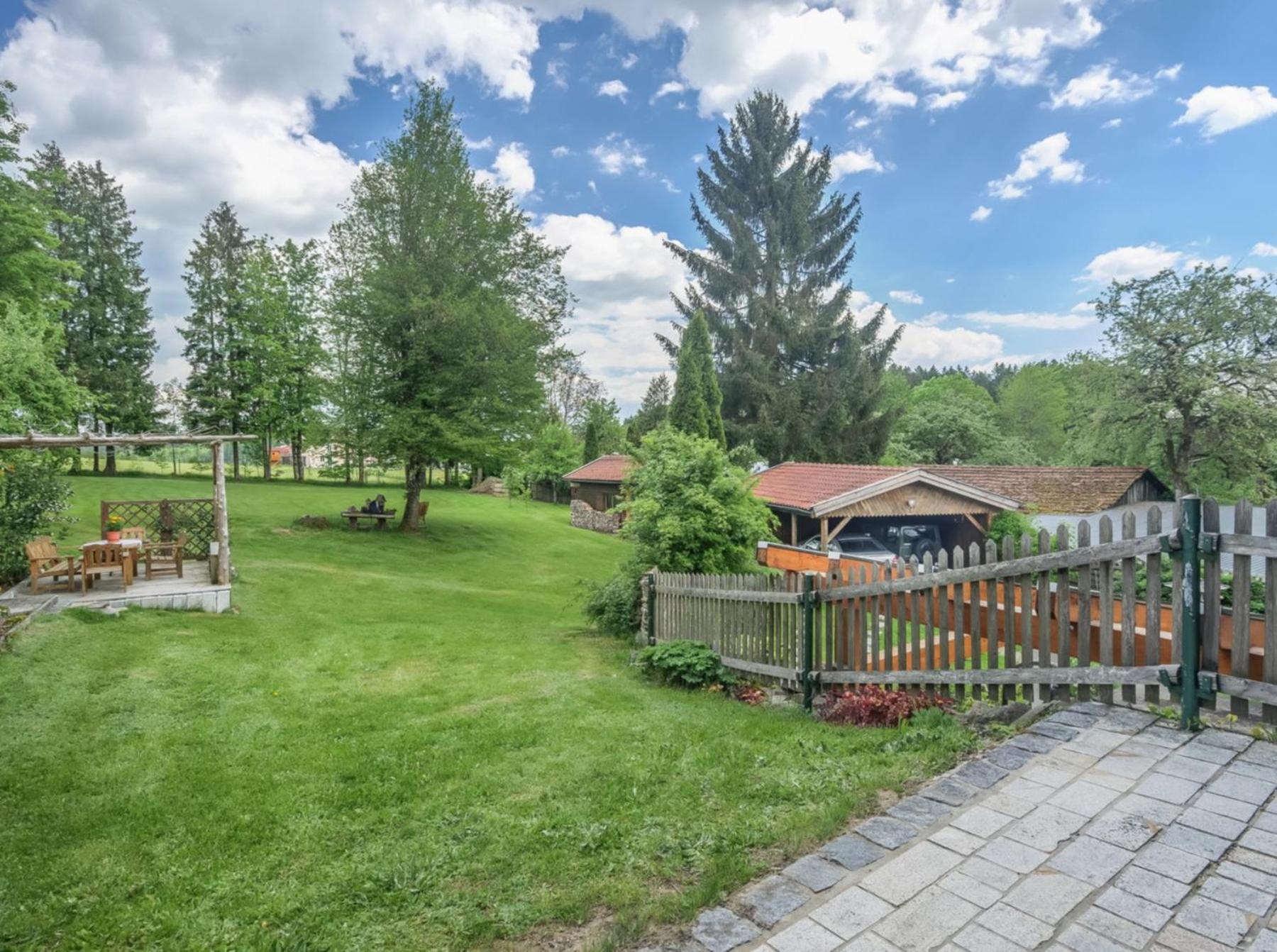 400qm bayerische VILLA 2500qm uneinsehbarer Garten in beliebter Urlaubsregion
