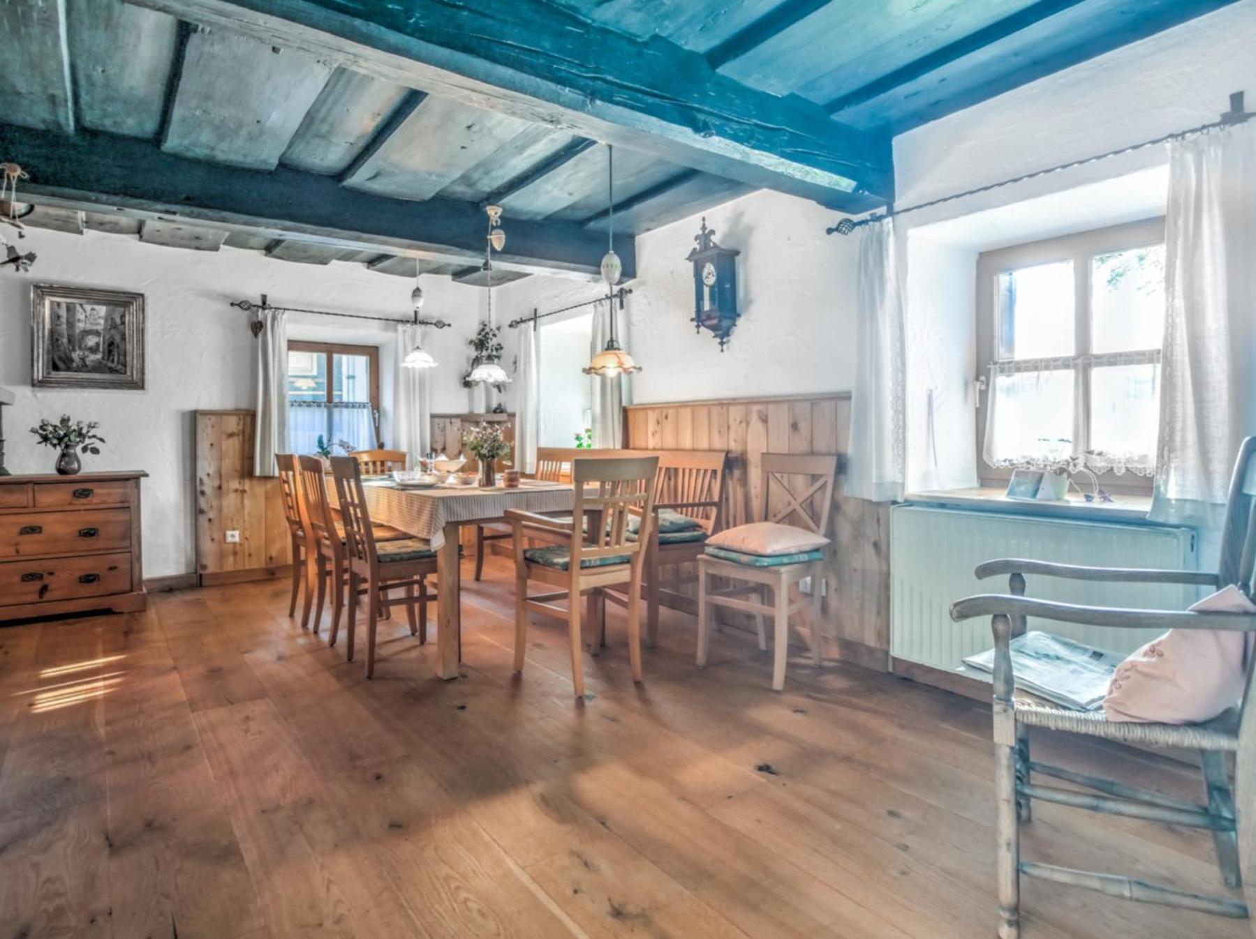400qm bayerische VILLA 2500qm uneinsehbarer Garten in beliebter Urlaubsregion