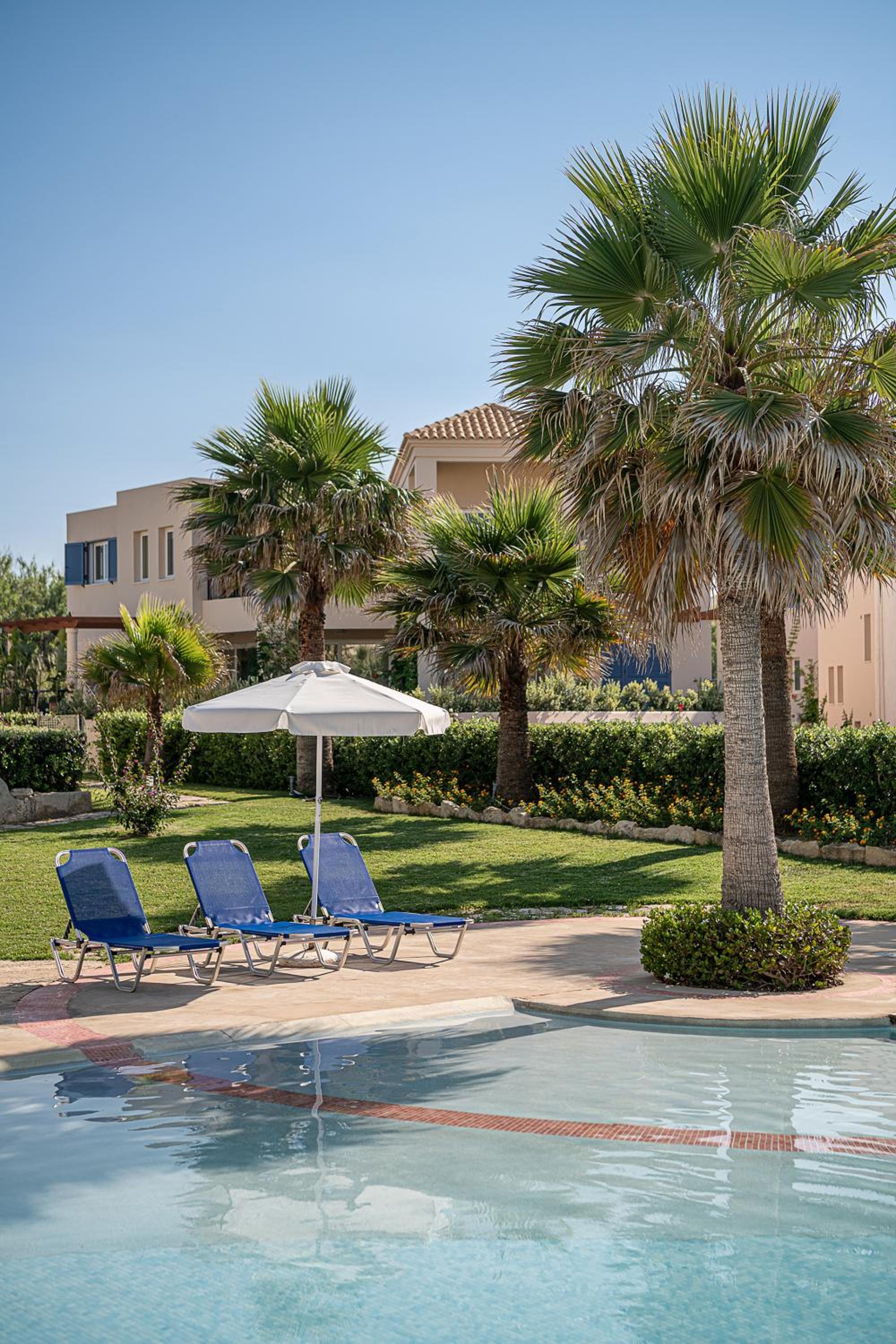 Calmaliving Seaside apartments with pool