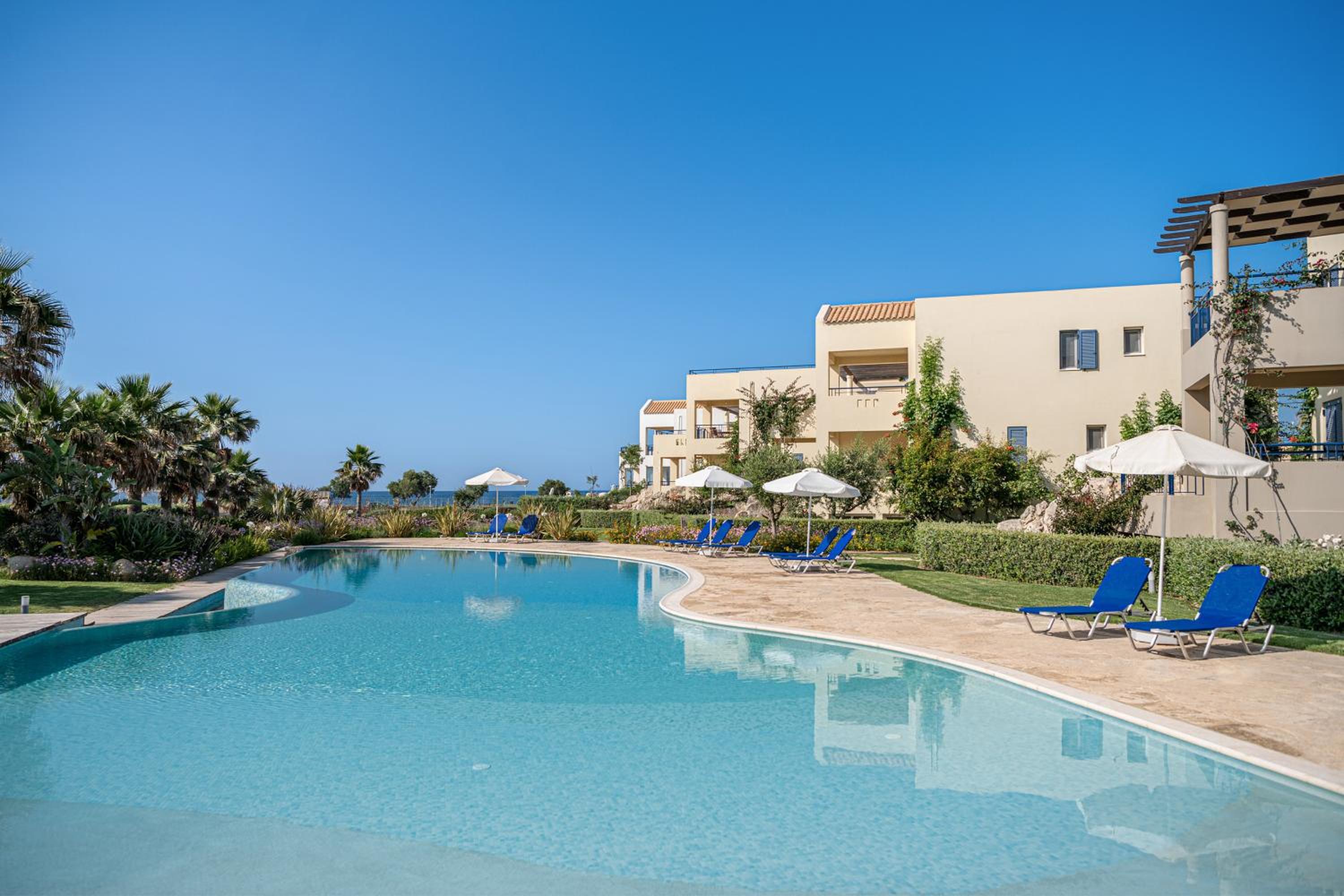 Calmaliving Seaside apartments with pool
