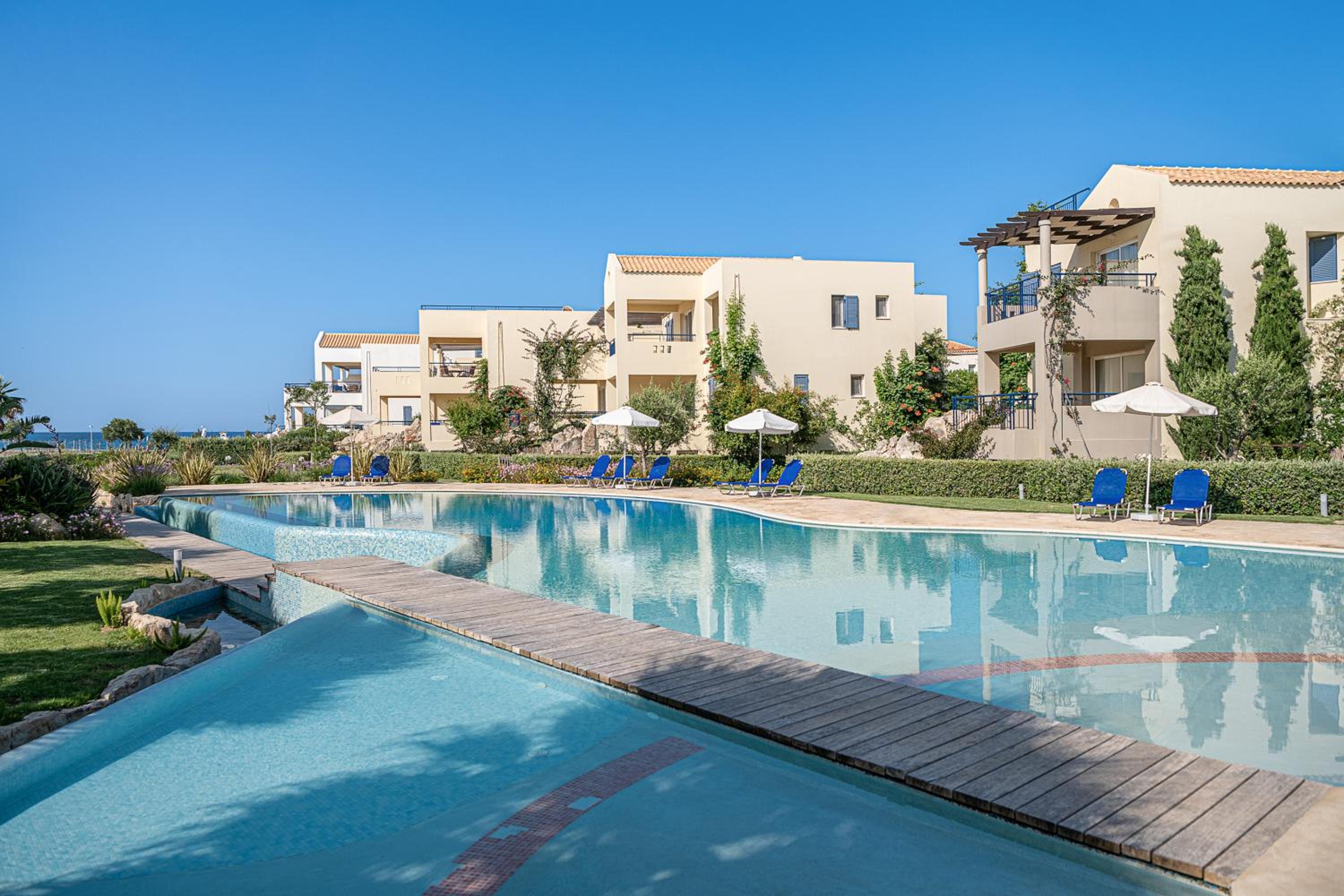 Calmaliving Seaside apartments with pool