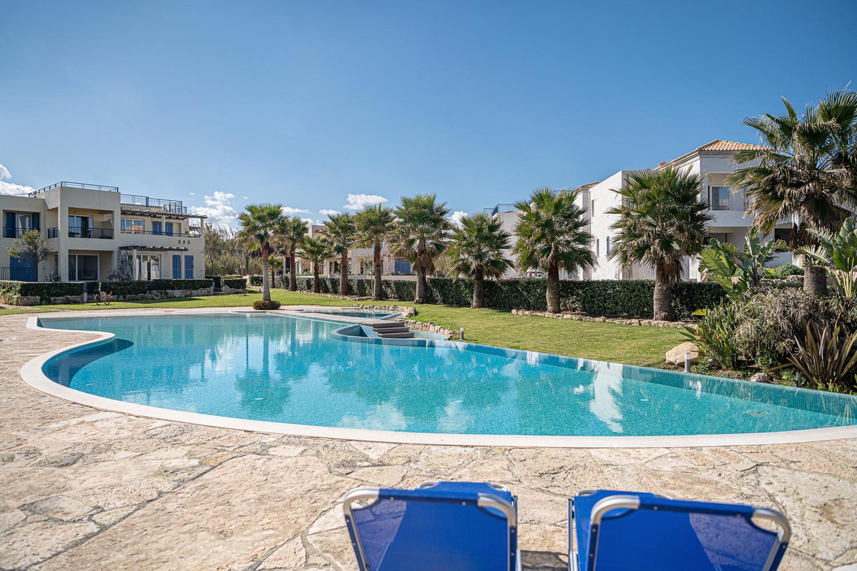 Calmaliving Seaside apartments with pool