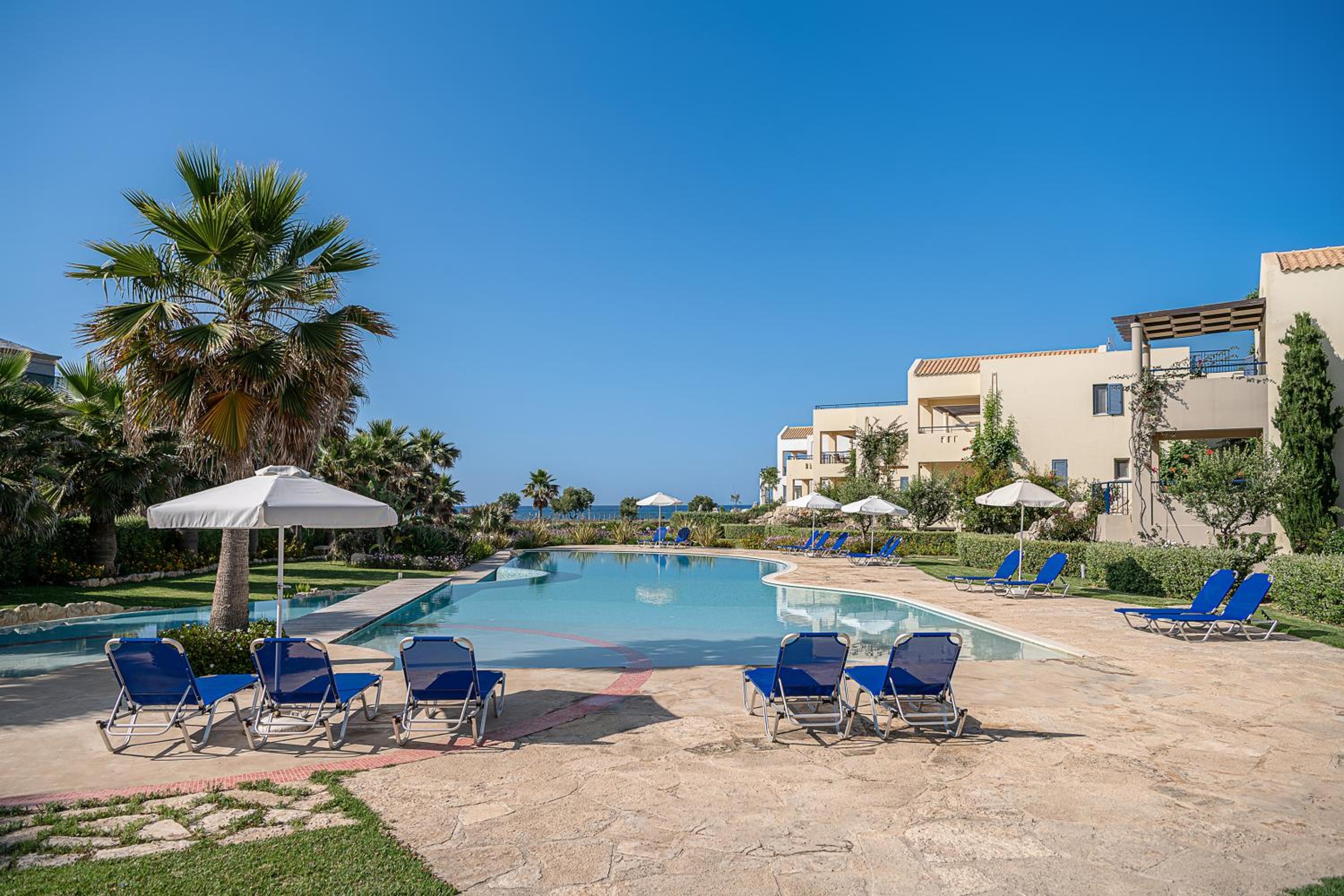 Calmaliving Seaside apartments with pool