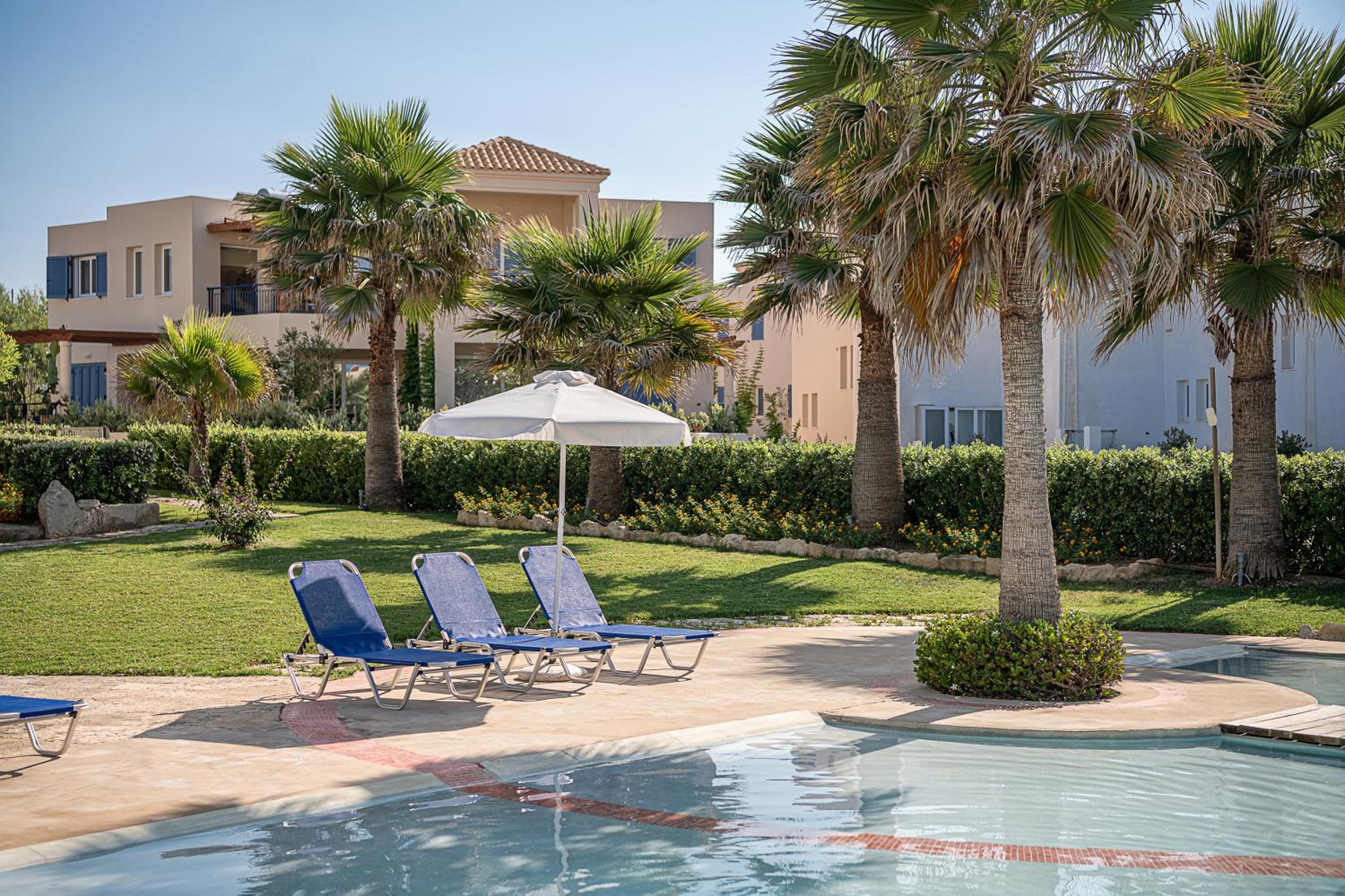 Calmaliving Seaside apartments with pool