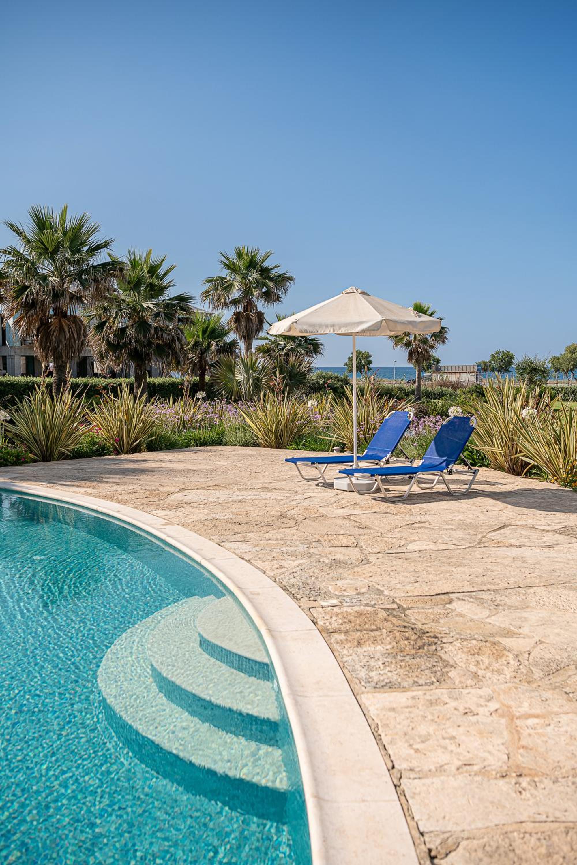 Calmaliving Seaside apartments with pool