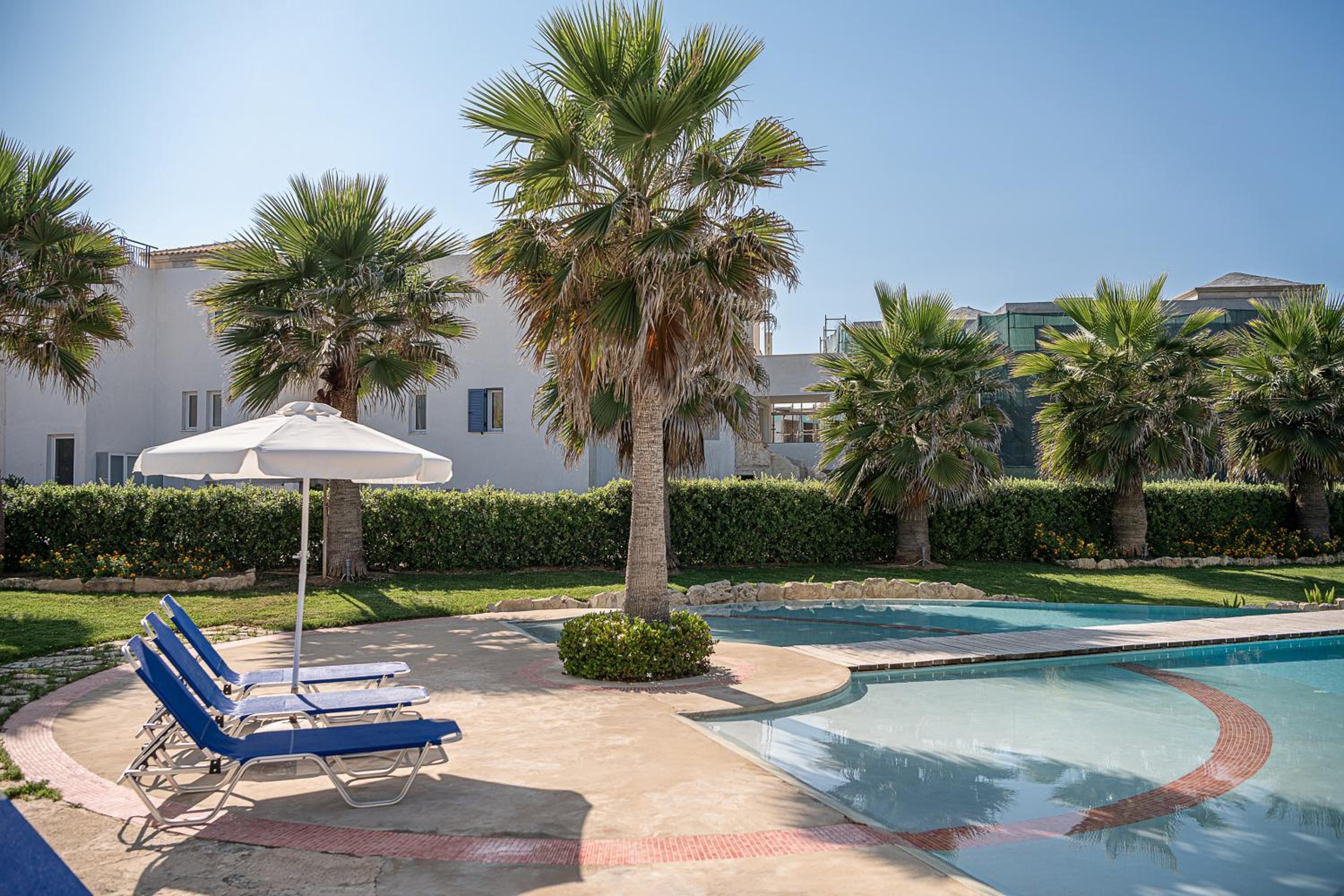Calmaliving Seaside apartments with pool