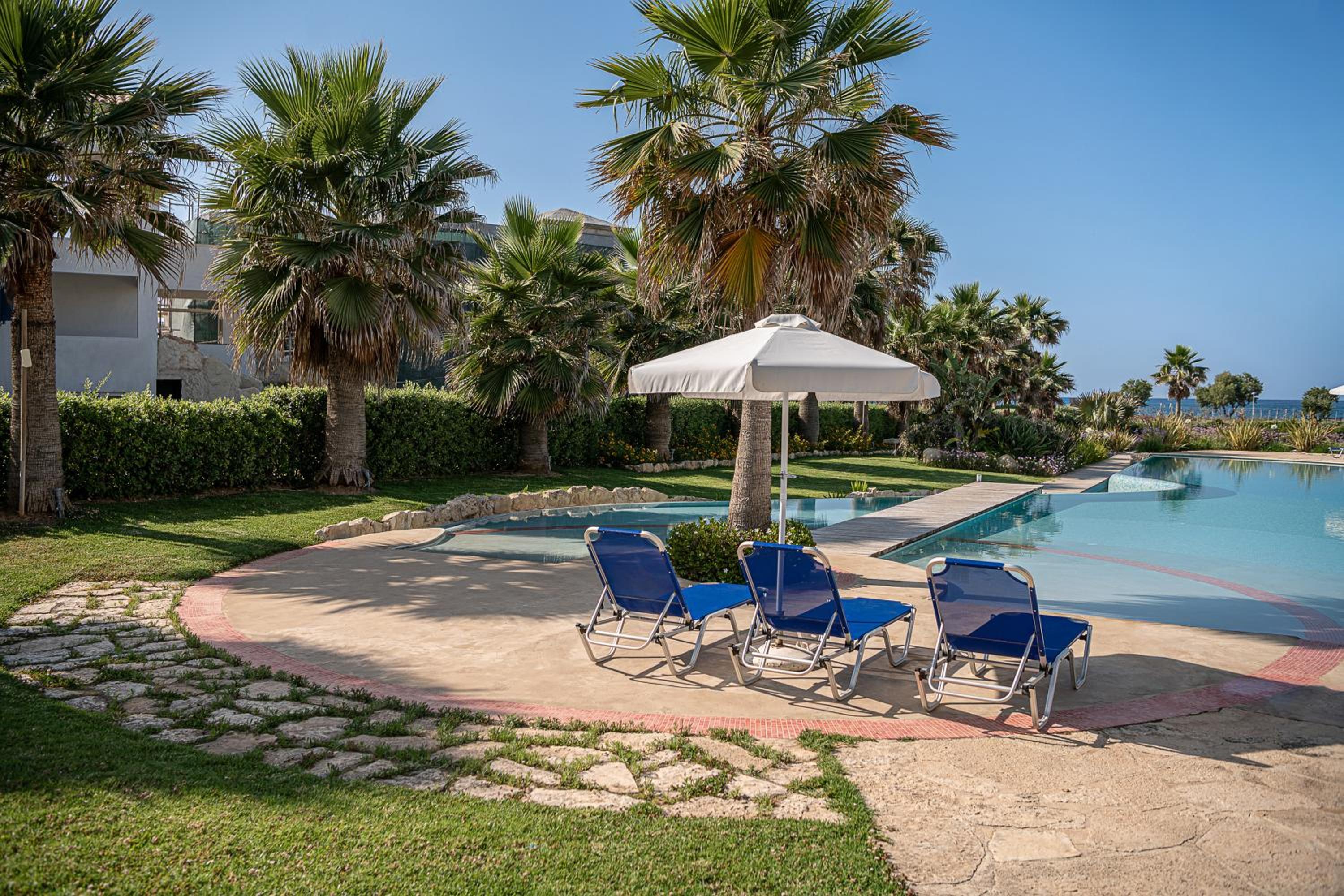 Calmaliving Seaside apartments with pool