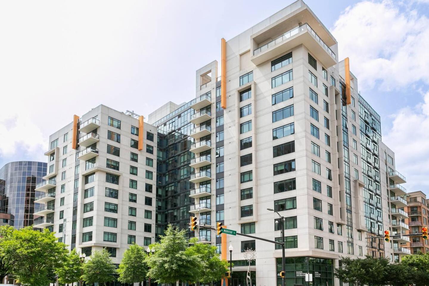 Luxe 1 Bdrm *Rooftop deck* Gym - Free Garage Parking!