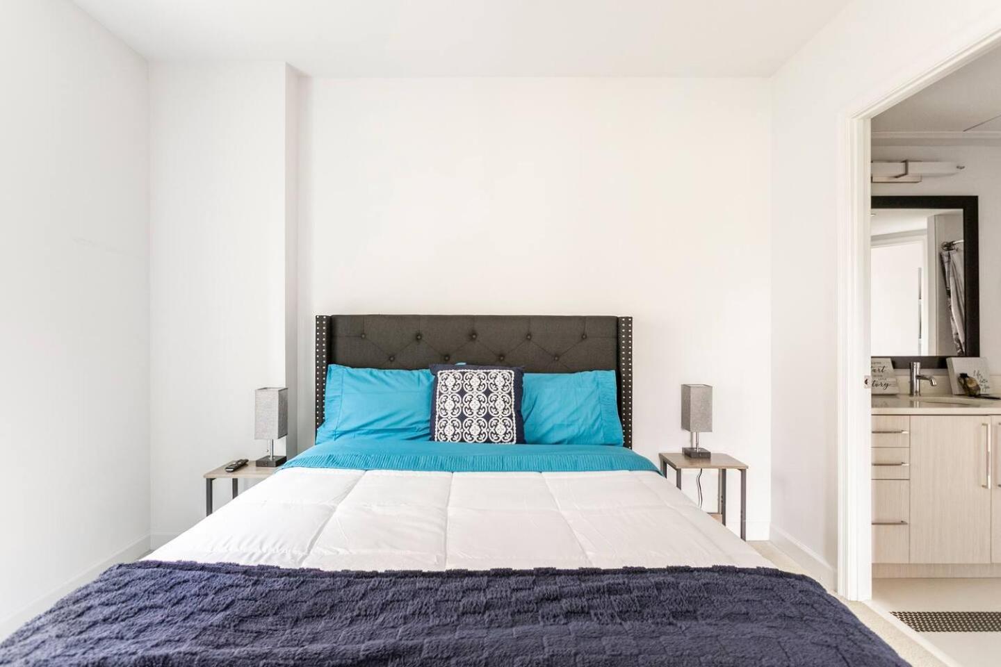 Luxe 1 Bdrm *Rooftop deck* Gym - Free Garage Parking!
