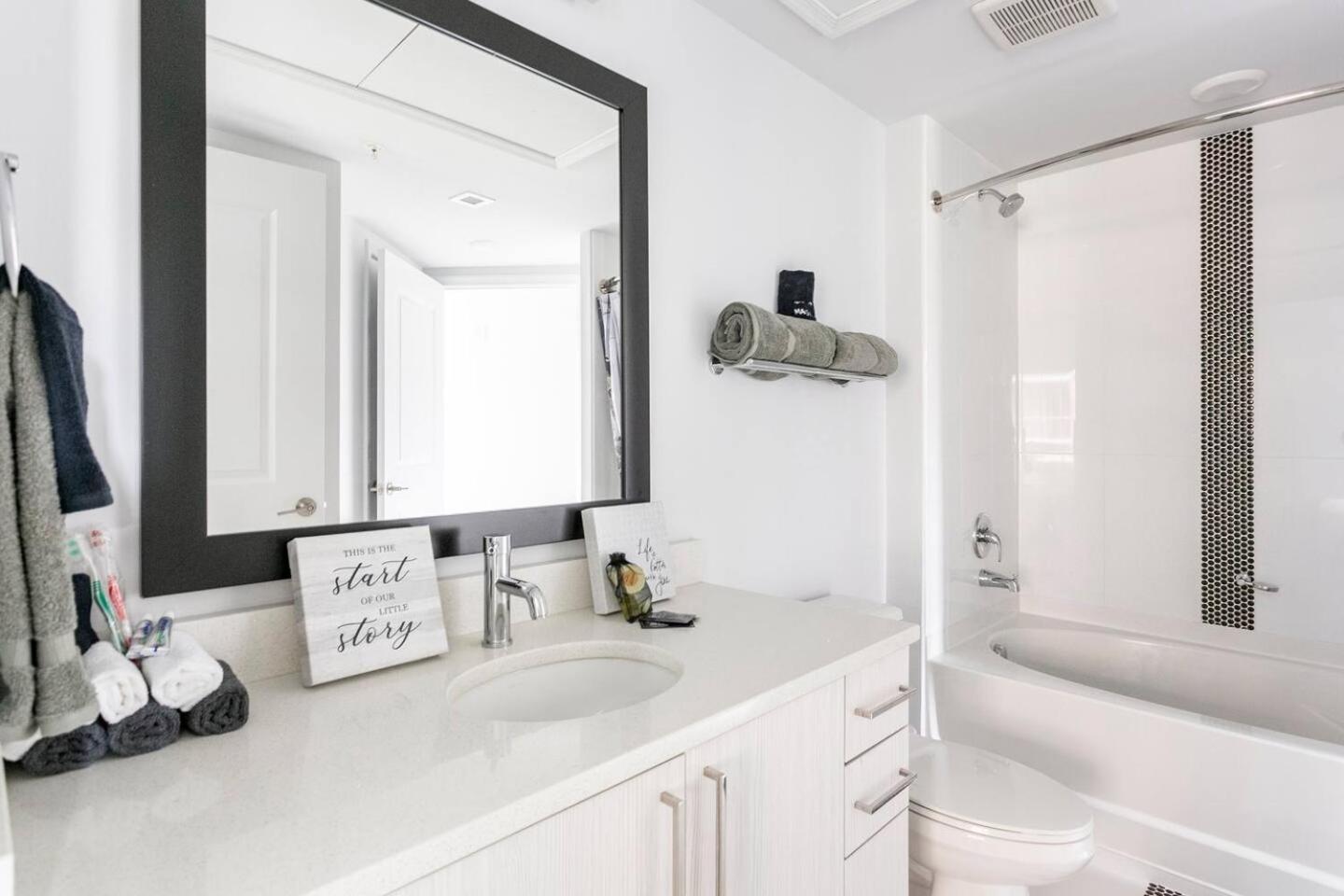 Luxe 1 Bdrm *Rooftop deck* Gym - Free Garage Parking!