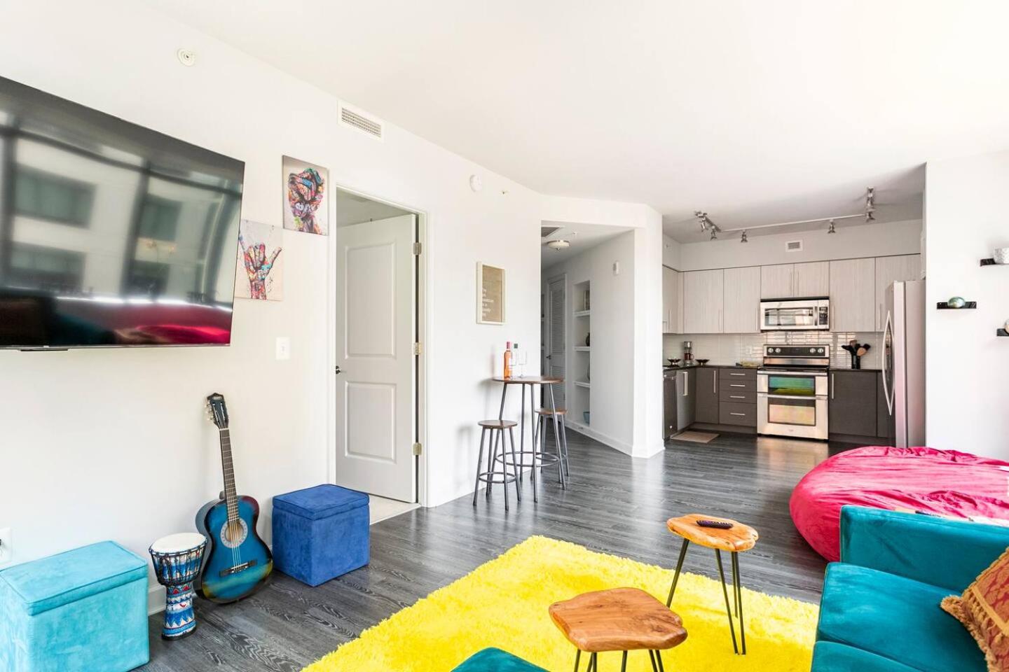 Luxe 1 Bdrm *Rooftop deck* Gym - Free Garage Parking!