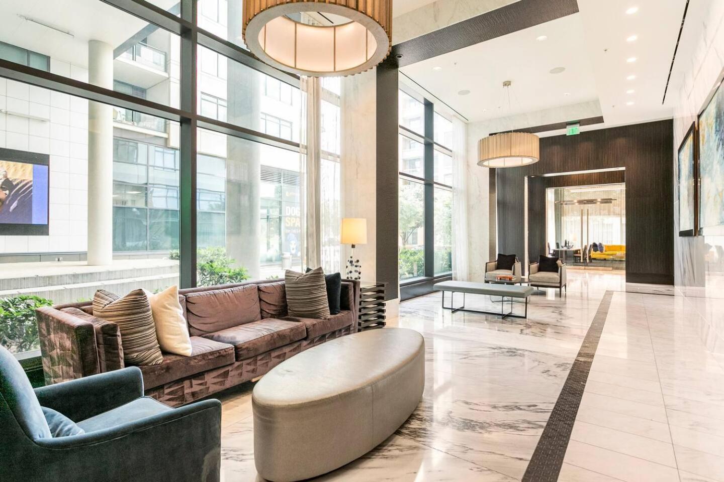 Luxe 1 Bdrm *Rooftop deck* Gym - Free Garage Parking!