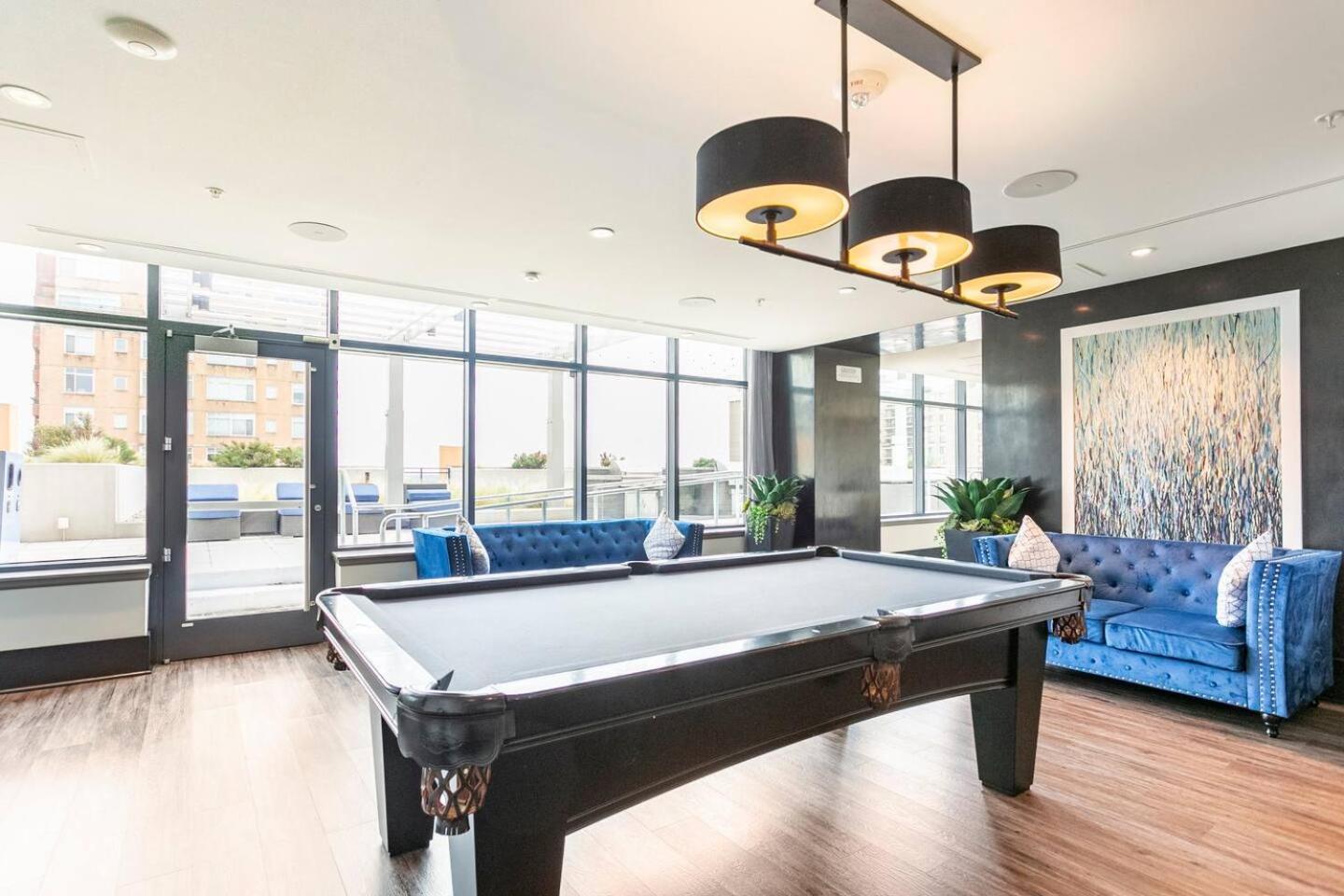 Luxe 1 Bdrm *Rooftop deck* Gym - Free Garage Parking!