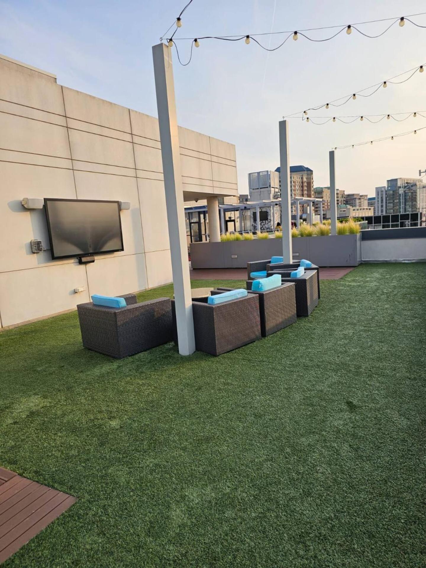 Luxe 1 Bdrm *Rooftop deck* Gym - Free Garage Parking!