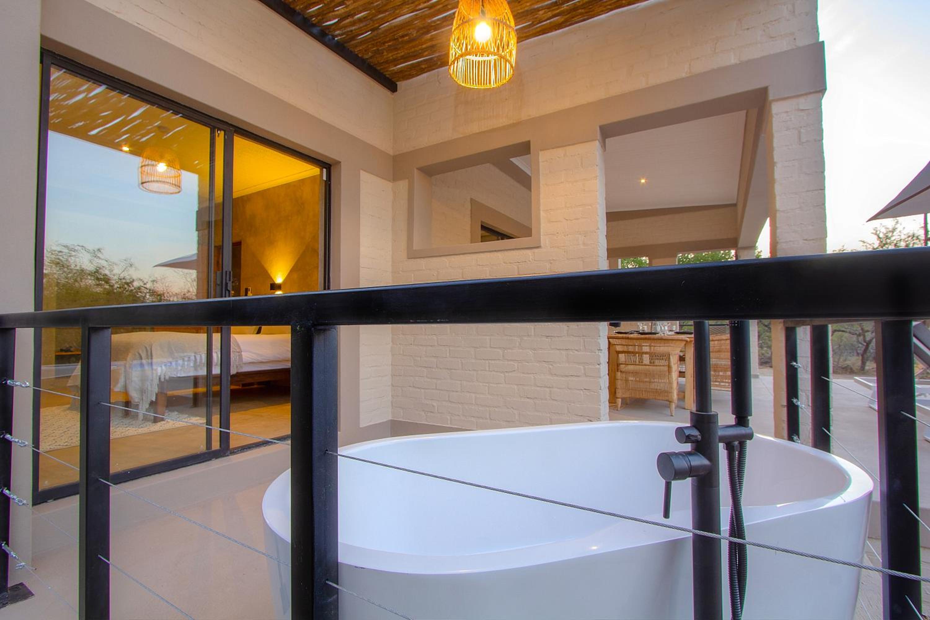 MRLTH Luxury Safari Villa, Close to KNP, Giraffe-Feeding-Tower, Spa-Bath, Boma view 5