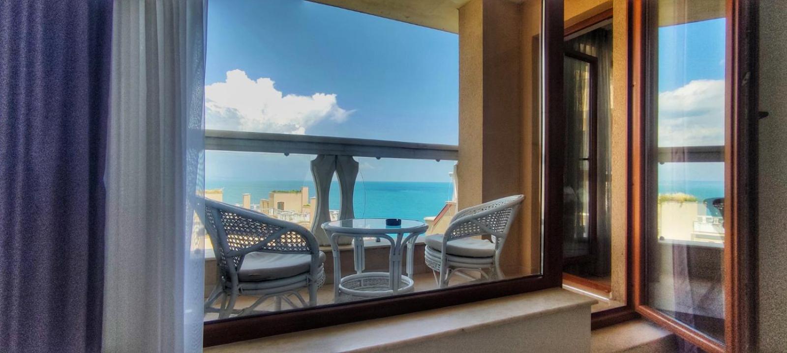 La Mer spacious Apartment with a Sea View