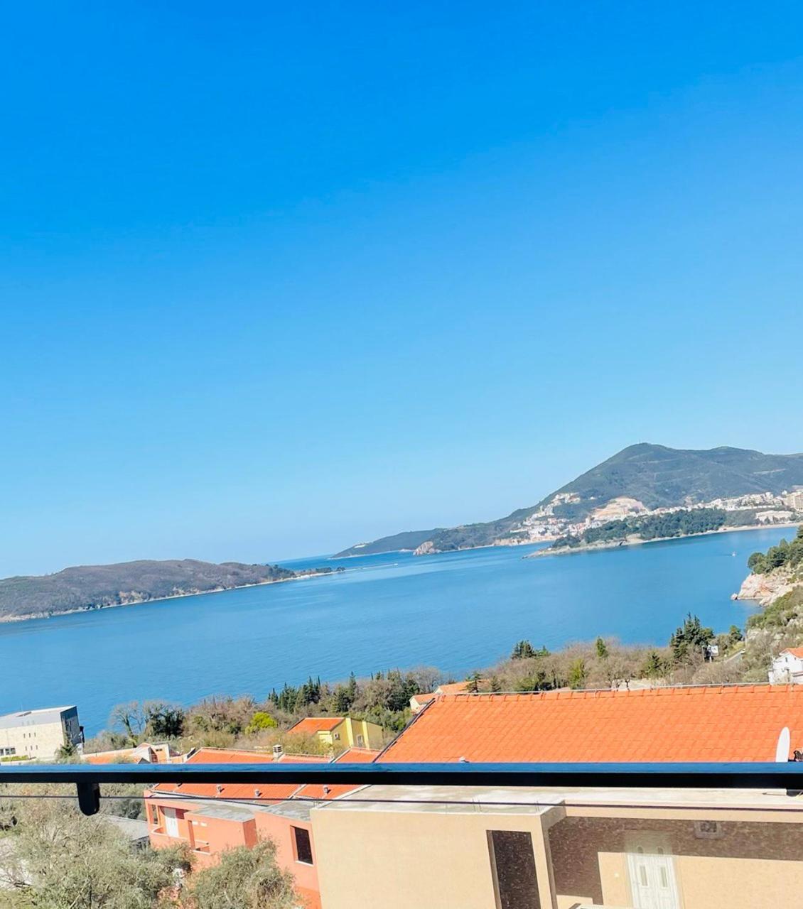 ElleNata by the sea
