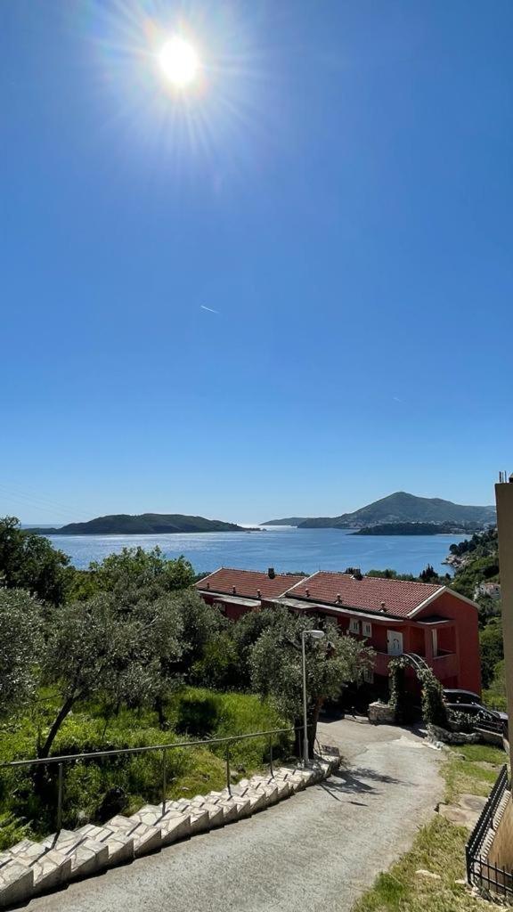 ElleNata by the sea