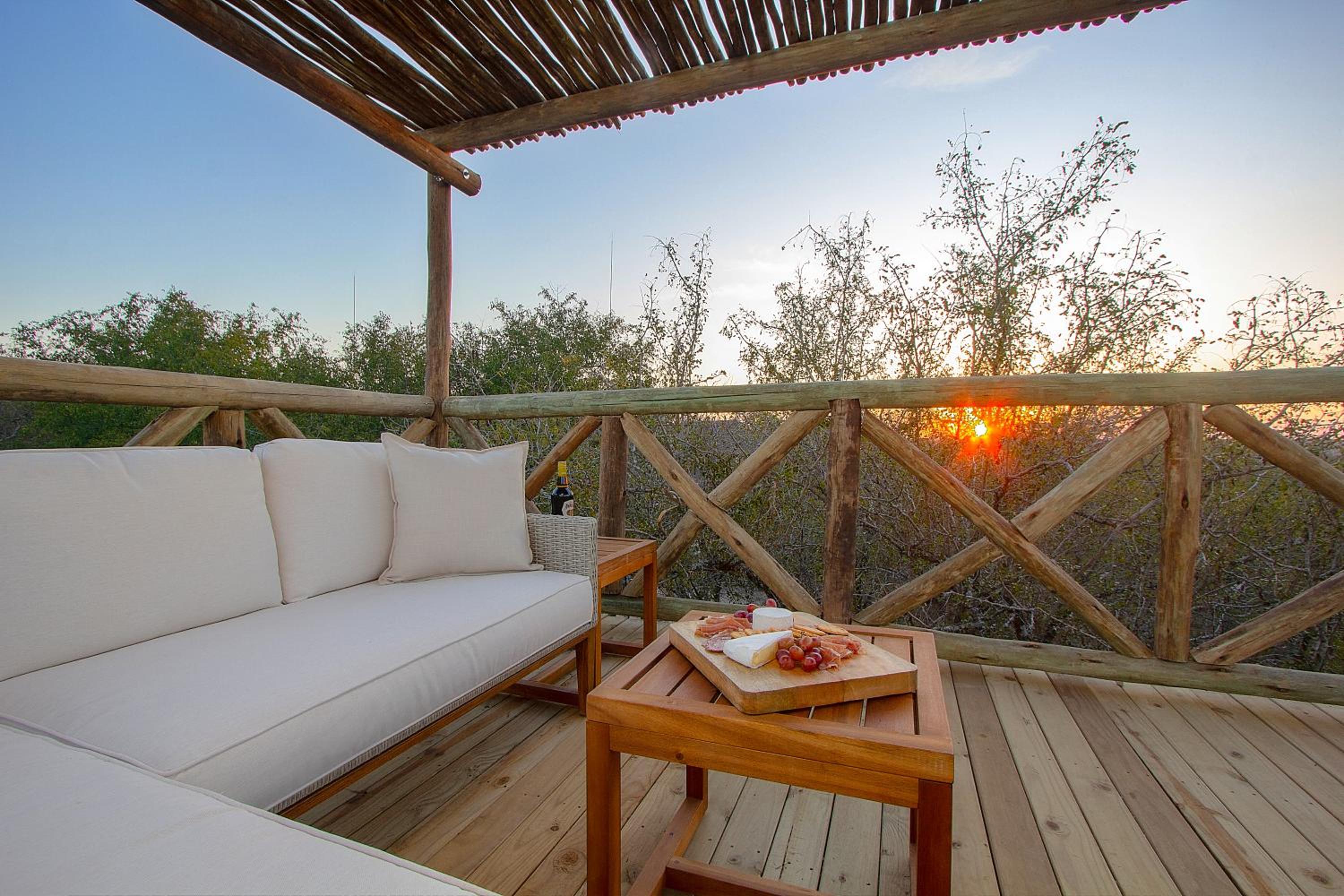 MRLTH Luxury Safari Villa, Close to KNP, Giraffe-Feeding-Tower, Spa-Bath, Boma view 3