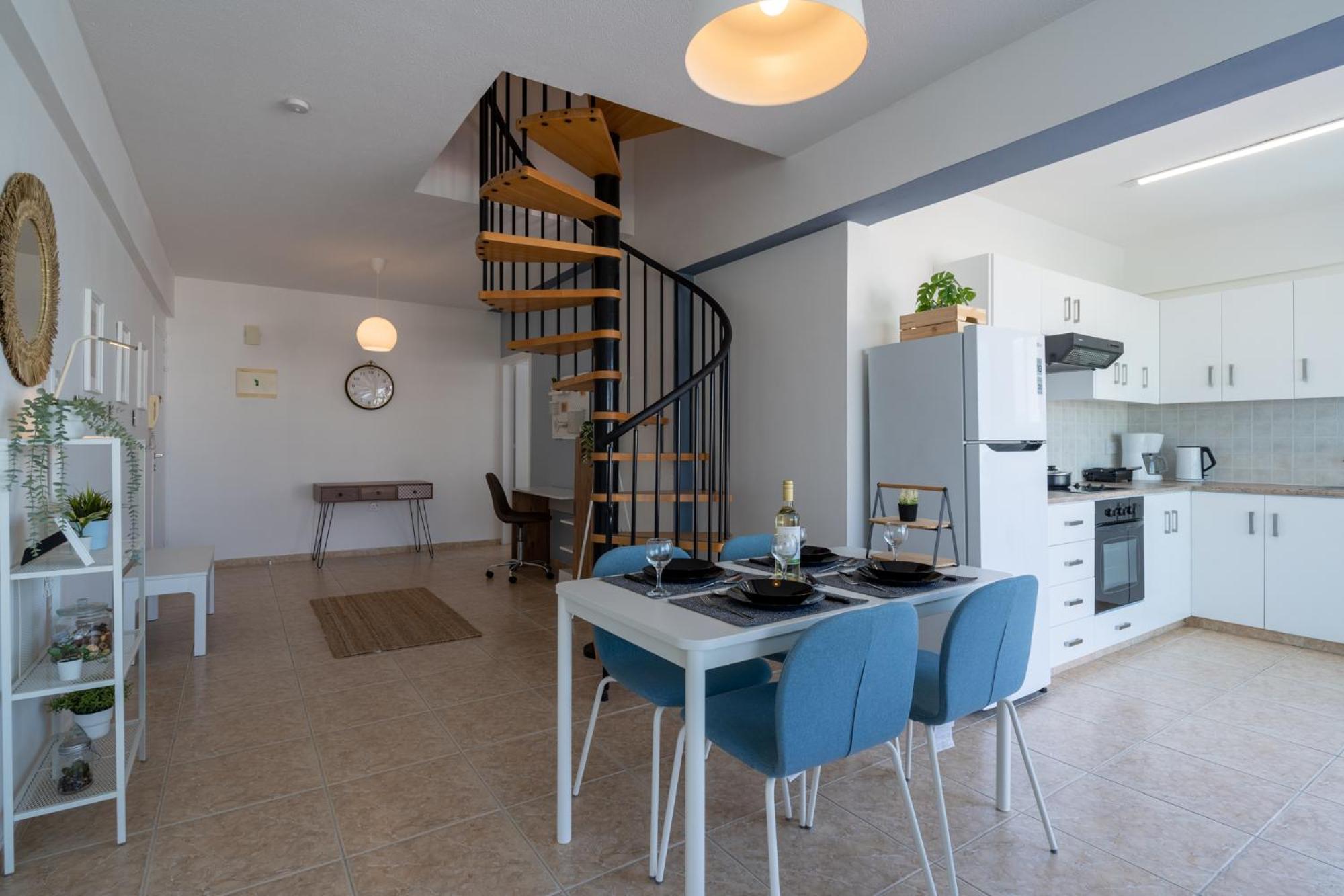 Chloris 3- Bedroom Apartment W/Pool in Larnaca