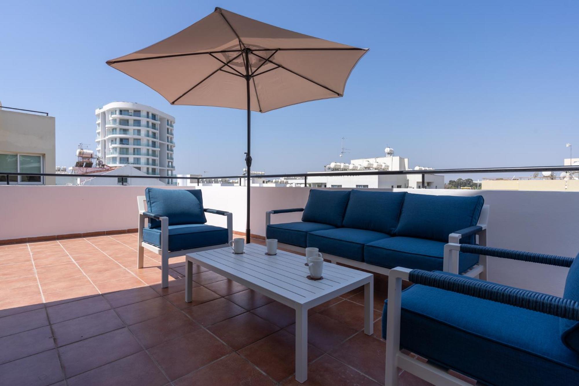 Chloris 3- Bedroom Apartment W/Pool in Larnaca